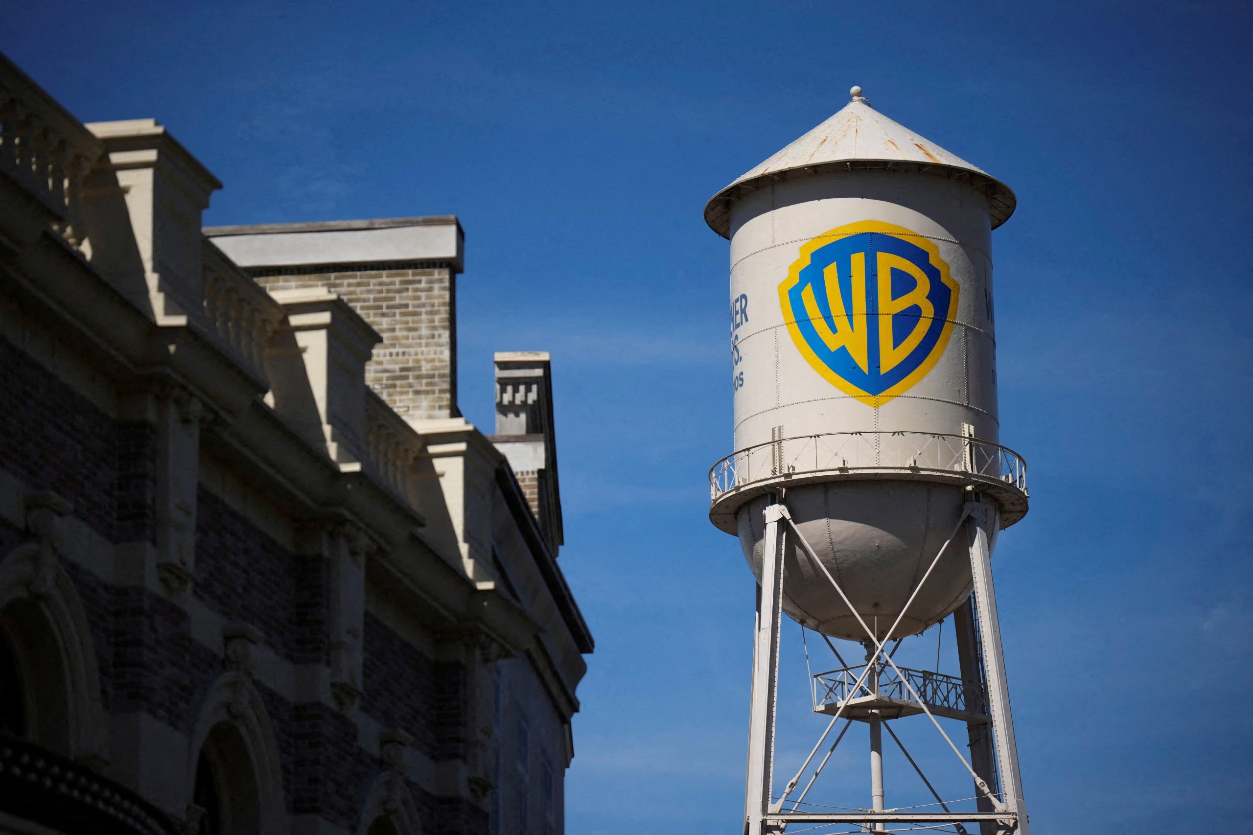 La icónica torre de agua de Warner Bros. en los estudios de Burbank, California, símbolo histórico de la industria del cine, permanece en el centro de atención mientras la compañía enfrenta una demanda antimonopolio por su fusión con Paramount (REUTERS/Daniel Cole)