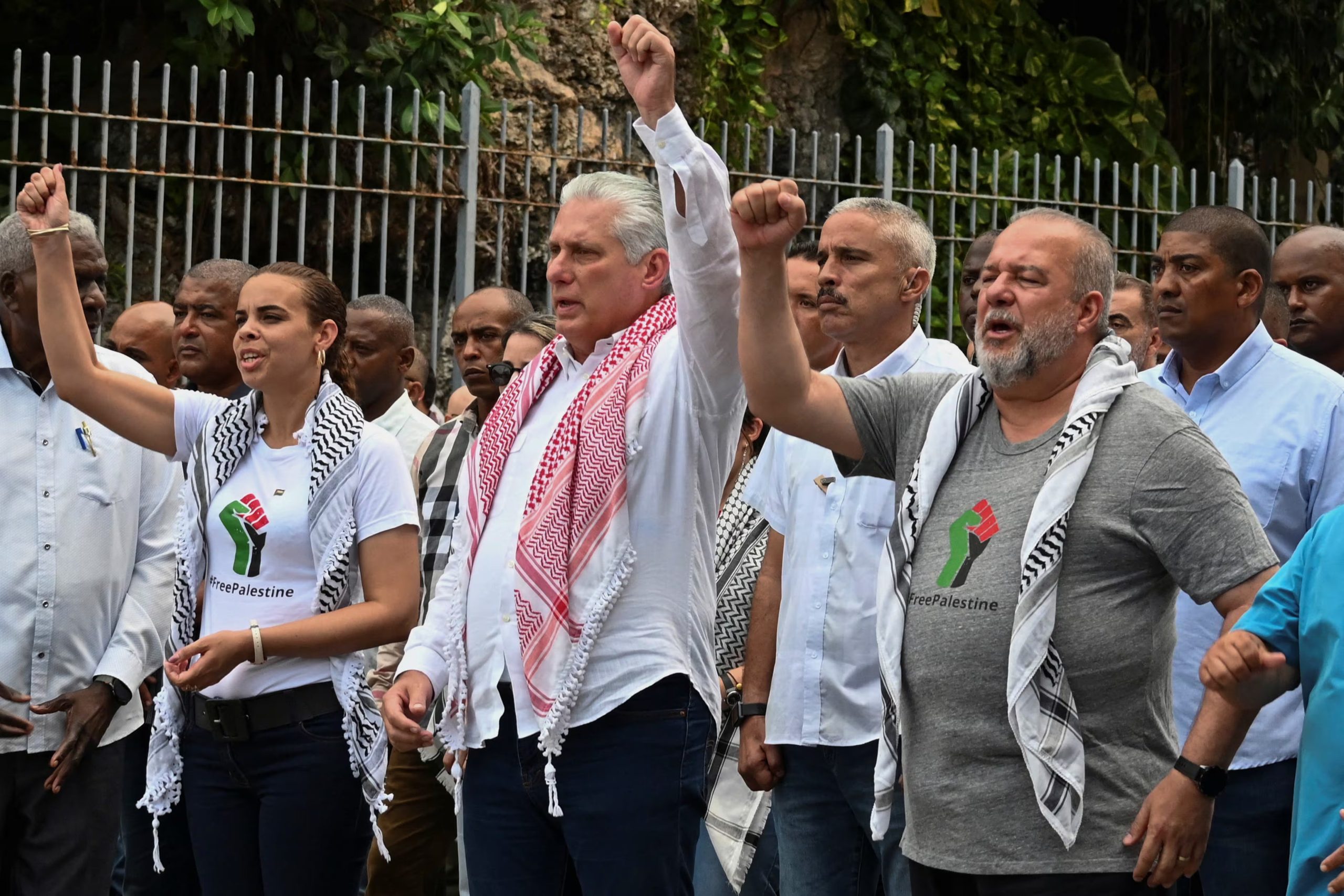 El dictador de Cuba, Miguel Díaz-Canel, y el primer ministro cubano, Manuel Marrero Cruz, a su izquierda (REUTERS)