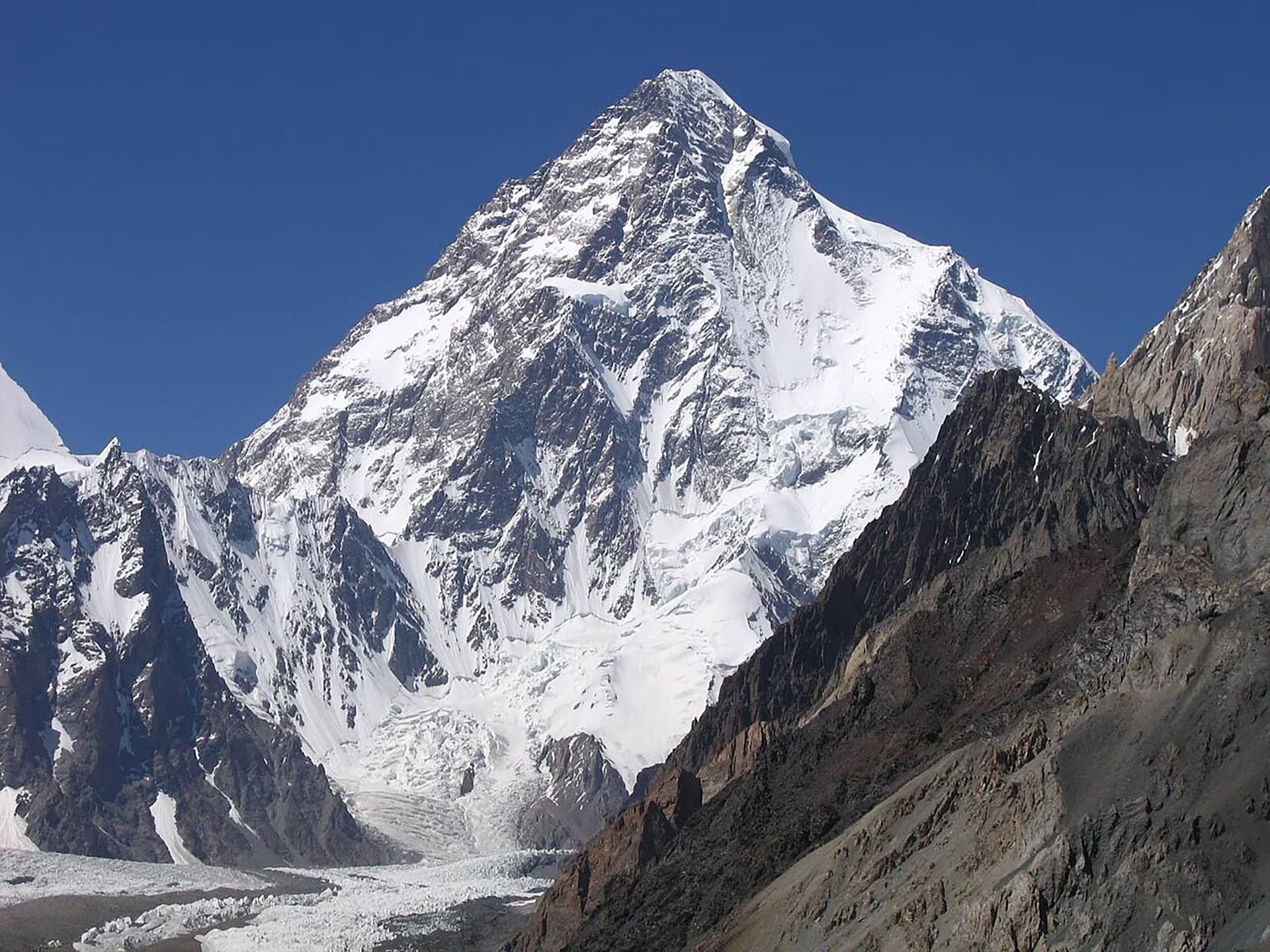 El K2, ubicado entre Pakistán y China, es considerado por muchos escaladores más difícil y peligroso que el Everest por su escalada técnica y el riesgo del paso Bottleneck 