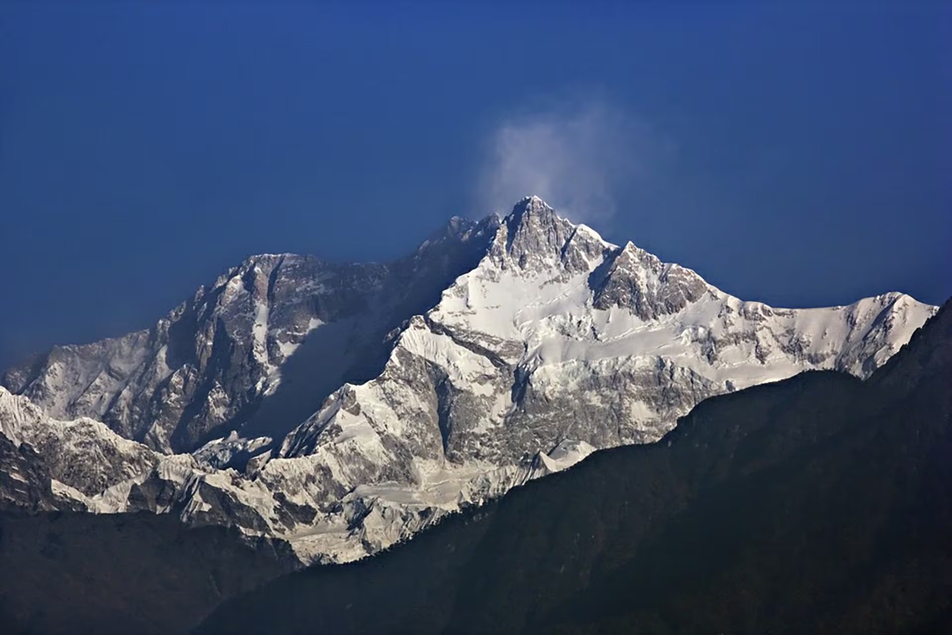 El Kangchenjunga combina aislamiento, poca infraestructura, clima impredecible y un alto índice de mortalidad, lo que lo convierte en una de las cumbres más temidas del Himalaya (Wikipedia)