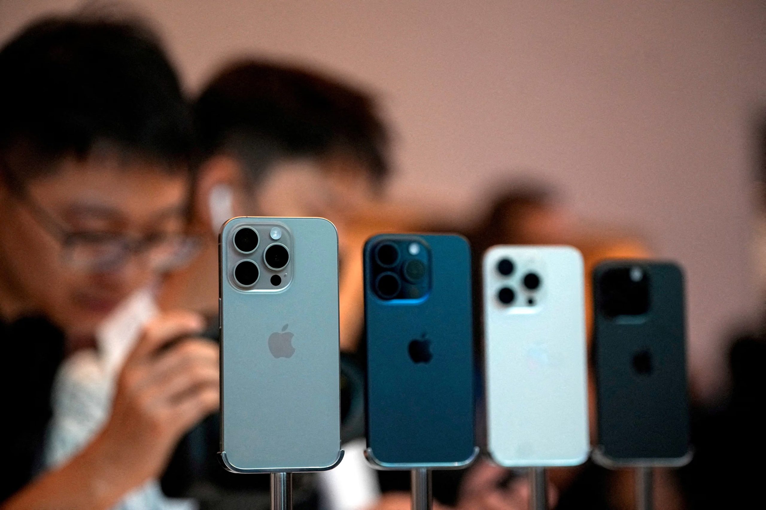 El almacenamiento lleno ralentiza el celular: el sistema operativo y las apps necesitan espacio libre para gestionar archivos temporales y la memoria RAM. REUTERS/Aly Song/File Photo