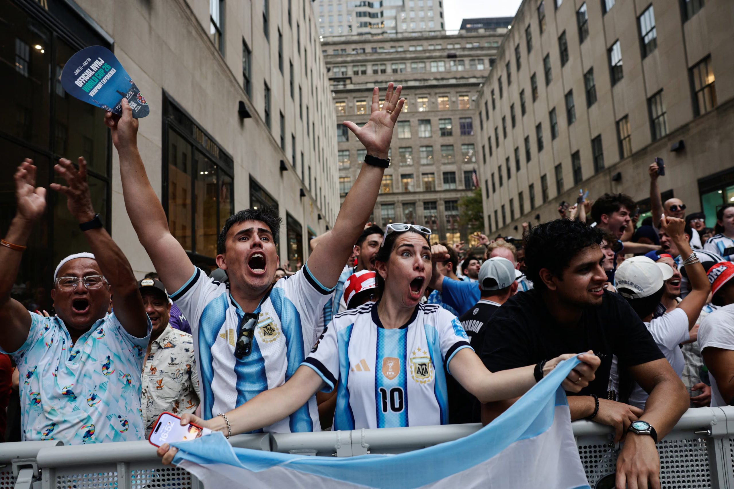 Nueva York organiza cinco fan zones oficiales de la FIFA, una por distrito, con entrada gratuita y registro previo en la mayoría de los casos (REUTERS/Jeenah Moon)