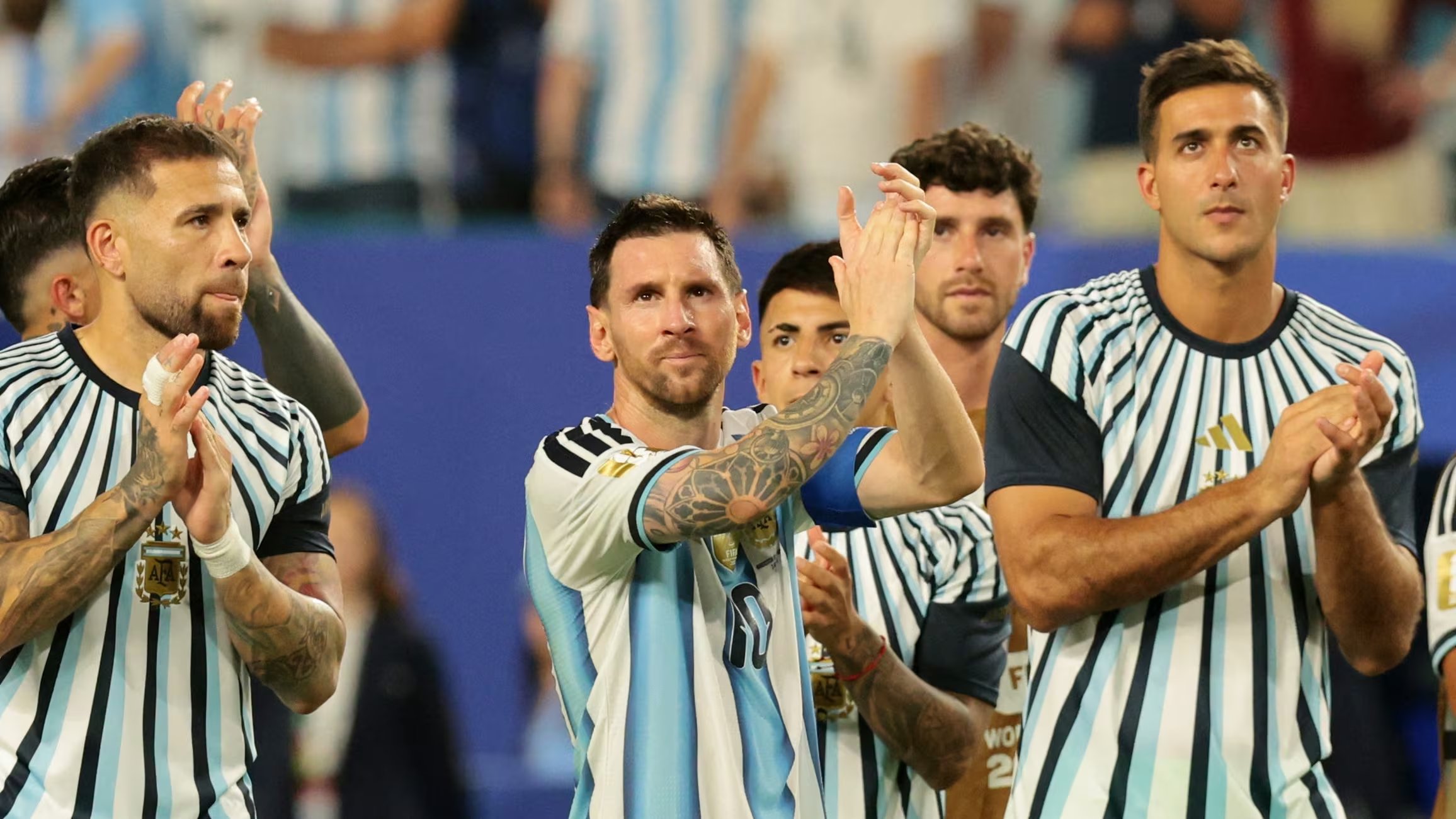 Leo Messi agradeciendo al público argentino por su apoyo en el difícil duelo contra Cabo Verde. - Crédito: REUTERS