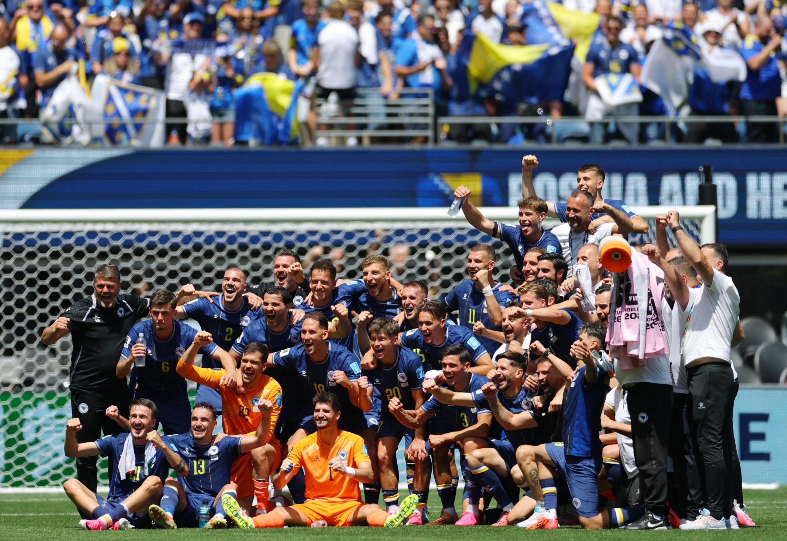 Fútbol - Copa Mundial de la FIFA 2026 - Grupo B - Bosnia y Herzegovina vs. Qatar - Estadio de Seattle, Seattle, Washington, EE. UU. - 24 de junio de 2026. Los jugadores de Bosnia y Herzegovina celebran después del partido. REUTERS/Carlos Barria