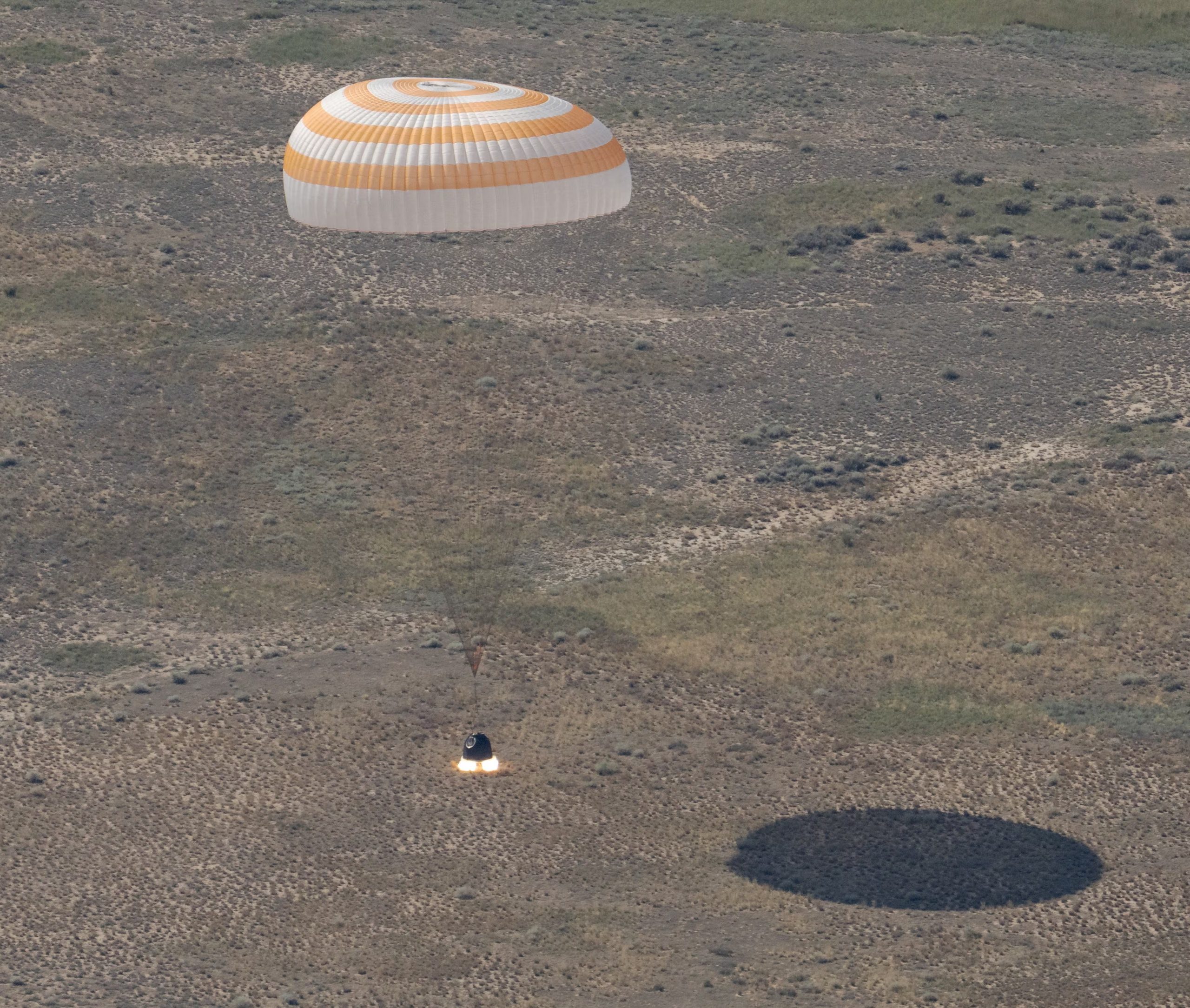 La cápsula Soyuz MS-28, con Chris Williams, Kud-Sverchkov y Mikáev, aterriza cerca de Zhezkazgan, Kazajistán, tras ocho meses en la EEI (NASA/Bill Ingalls/Handout vía REUTERS).