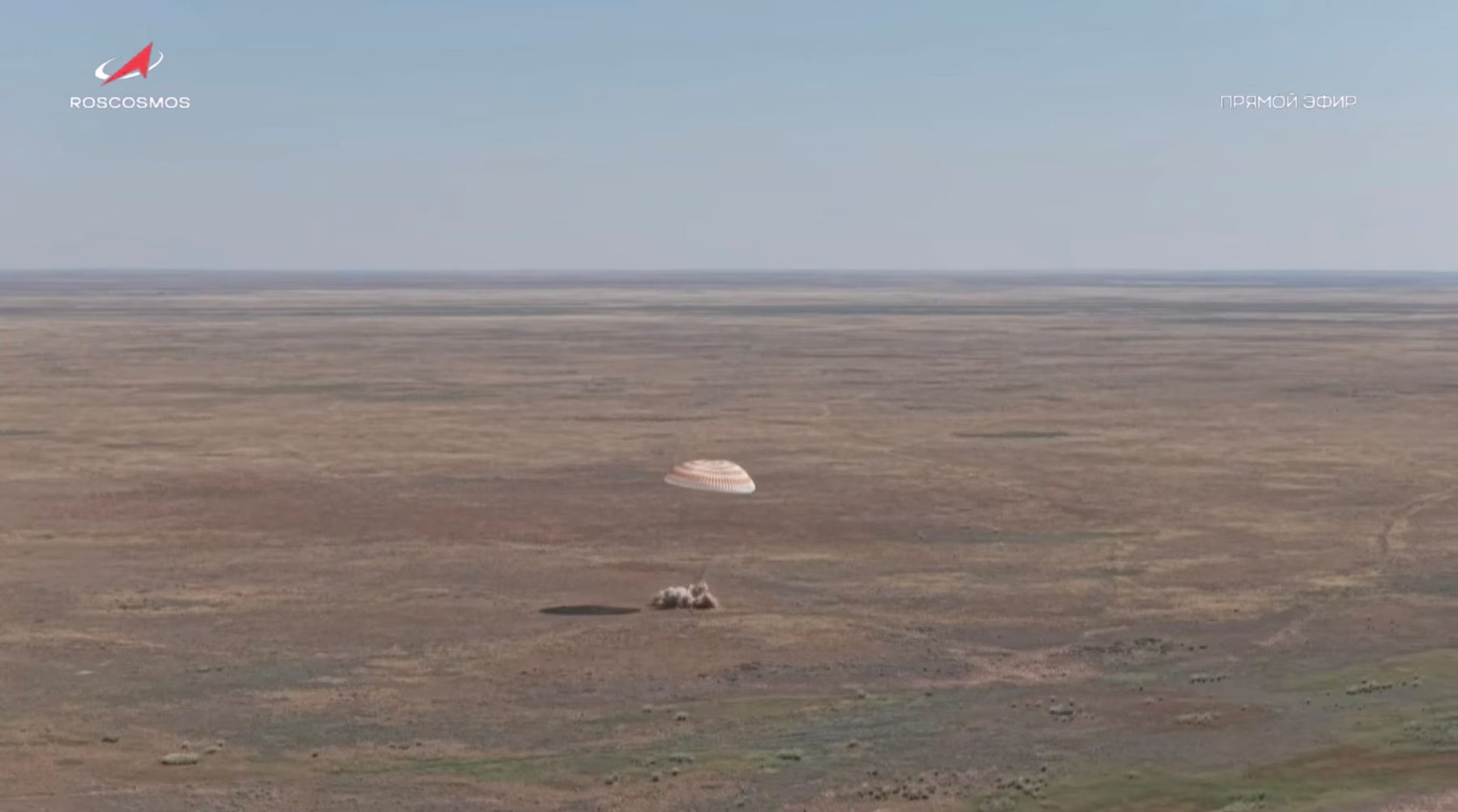 La cápsula Soyuz MS-28 aterriza cerca de Zhezkazgan, Kazajistán, con Williams, Kud-Sverchkov y Mikáev tras su misión en la EEI (Roscosmos/Handout vía REUTERS).