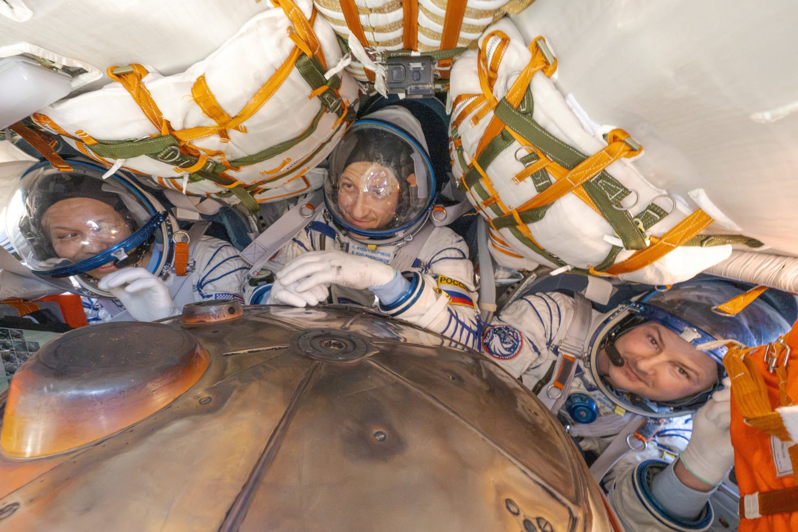 Williams, Kud-Sverchkov y Mikáev reaccionan dentro de la Soyuz MS-28 tras aterrizar cerca de Zhezkazgan, Kazajistán (NASA/Bill Ingalls/Handout vía REUTERS).