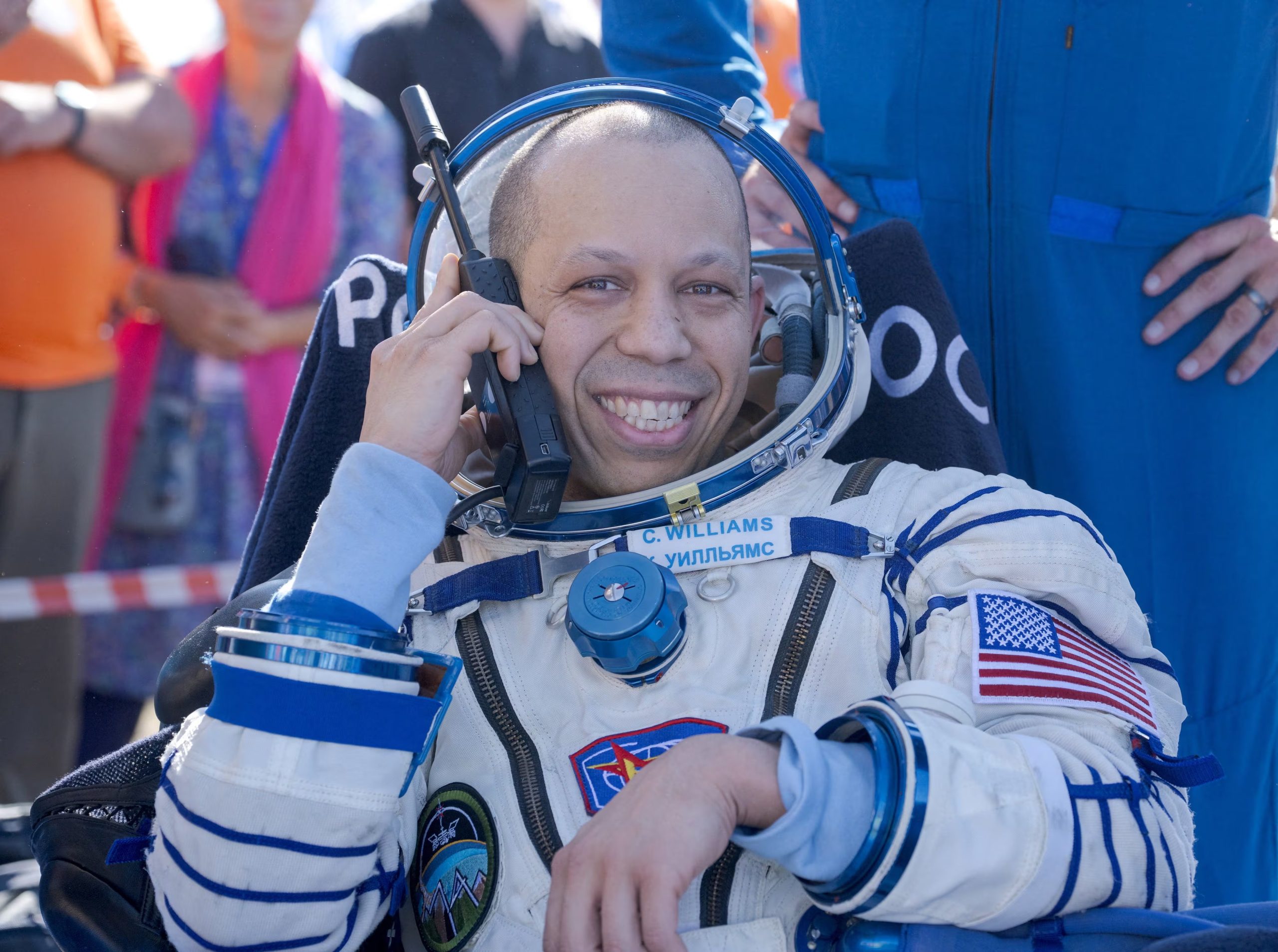 Chris Williams habla por teléfono tras regresar de la EEI a bordo de la Soyuz MS-28, poco después de aterrizar cerca de Zhezkazgan, Kazajistán (NASA/Bill Ingalls/Handout vía REUTERS).