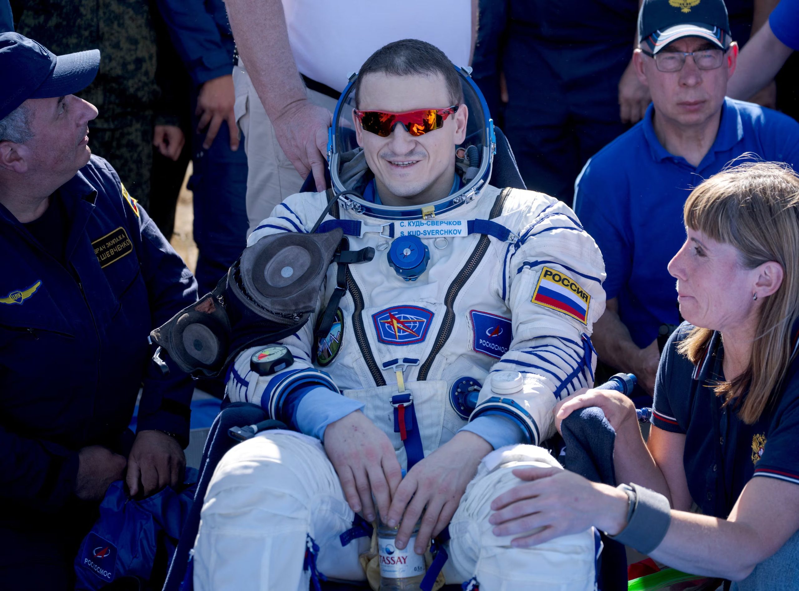El cosmonauta Serguéi Kud-Sverchkov descansa tras regresar de la EEI a bordo de la Soyuz MS-28, luego de aterrizar cerca de Zhezkazgan, Kazajistán (NASA/Bill Ingalls/Handout vía REUTERS).