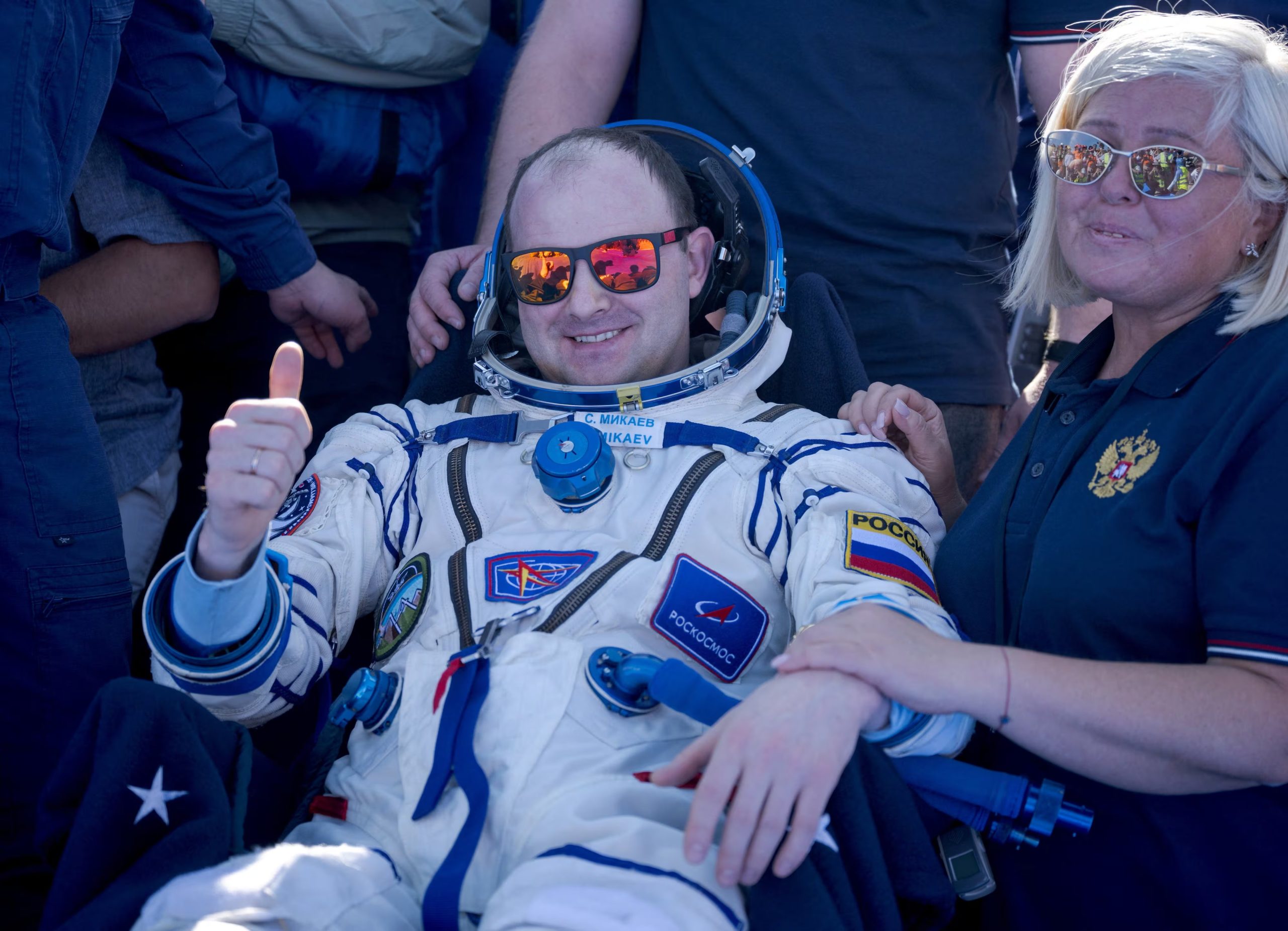 El cosmonauta Serguéi Mikáev descansa tras regresar de la EEI a bordo de la Soyuz MS-28, luego de aterrizar cerca de Zhezkazgan, Kazajistán (NASA/Bill Ingalls/Handout vía REUTERS).
