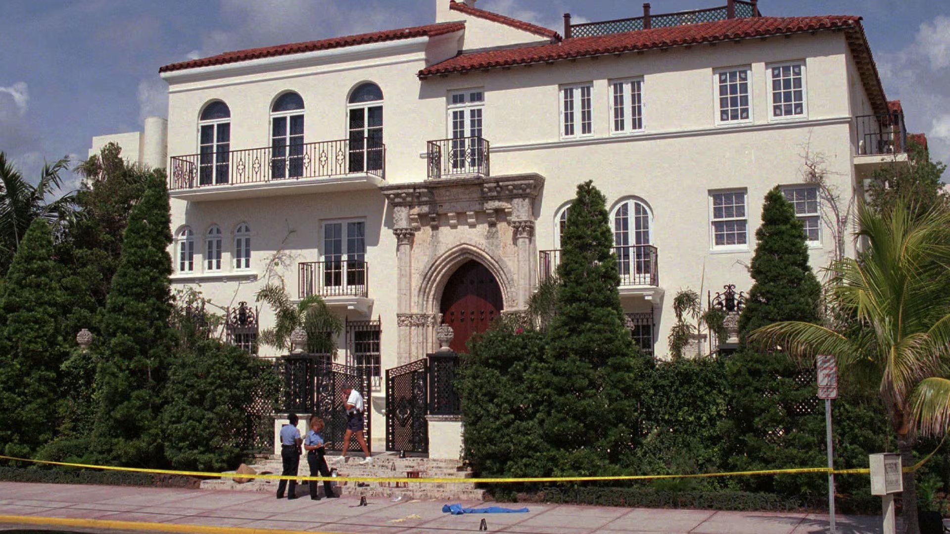 El asesinato de Gianni Versace ocurrió el 15 de julio de 1997 en la puerta de Casa Casuarina, su mansión de Miami Beach (AP Photo/Gregory Smith)
