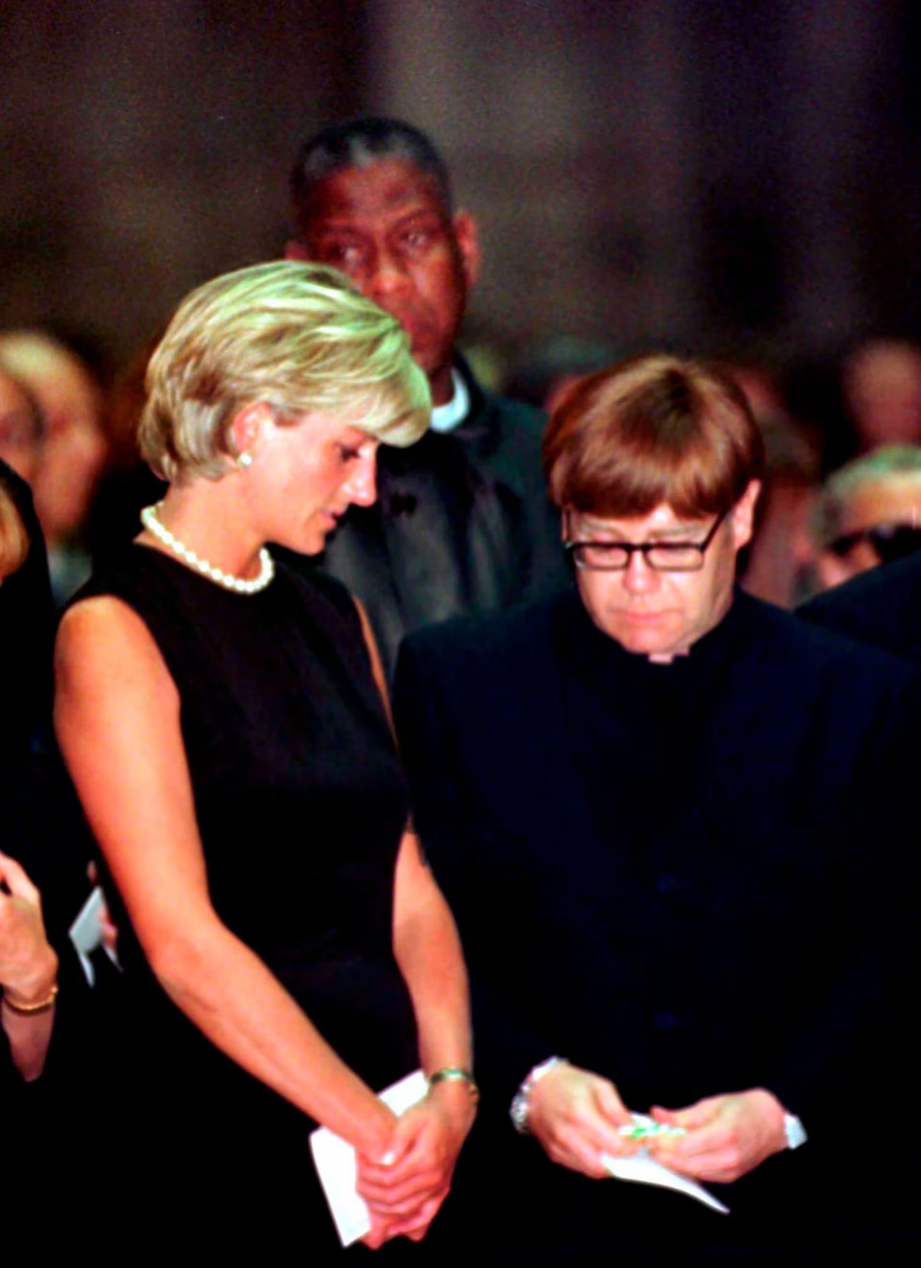 Princess Diana y Elton John en el funeral de Gianni Versace en Milan el 22 de julio