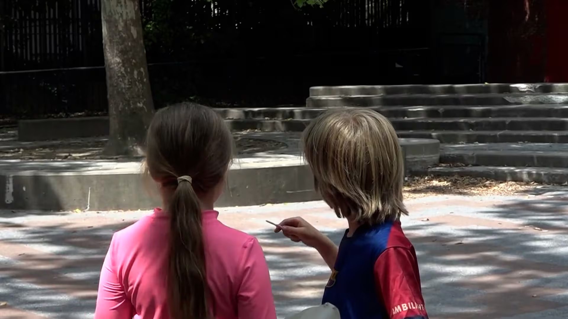 Hannah y Wilder recorrieron los parques infantiles en bicicleta junto a sus familias y superaron la meta inicial de 40 parques en 24 horas