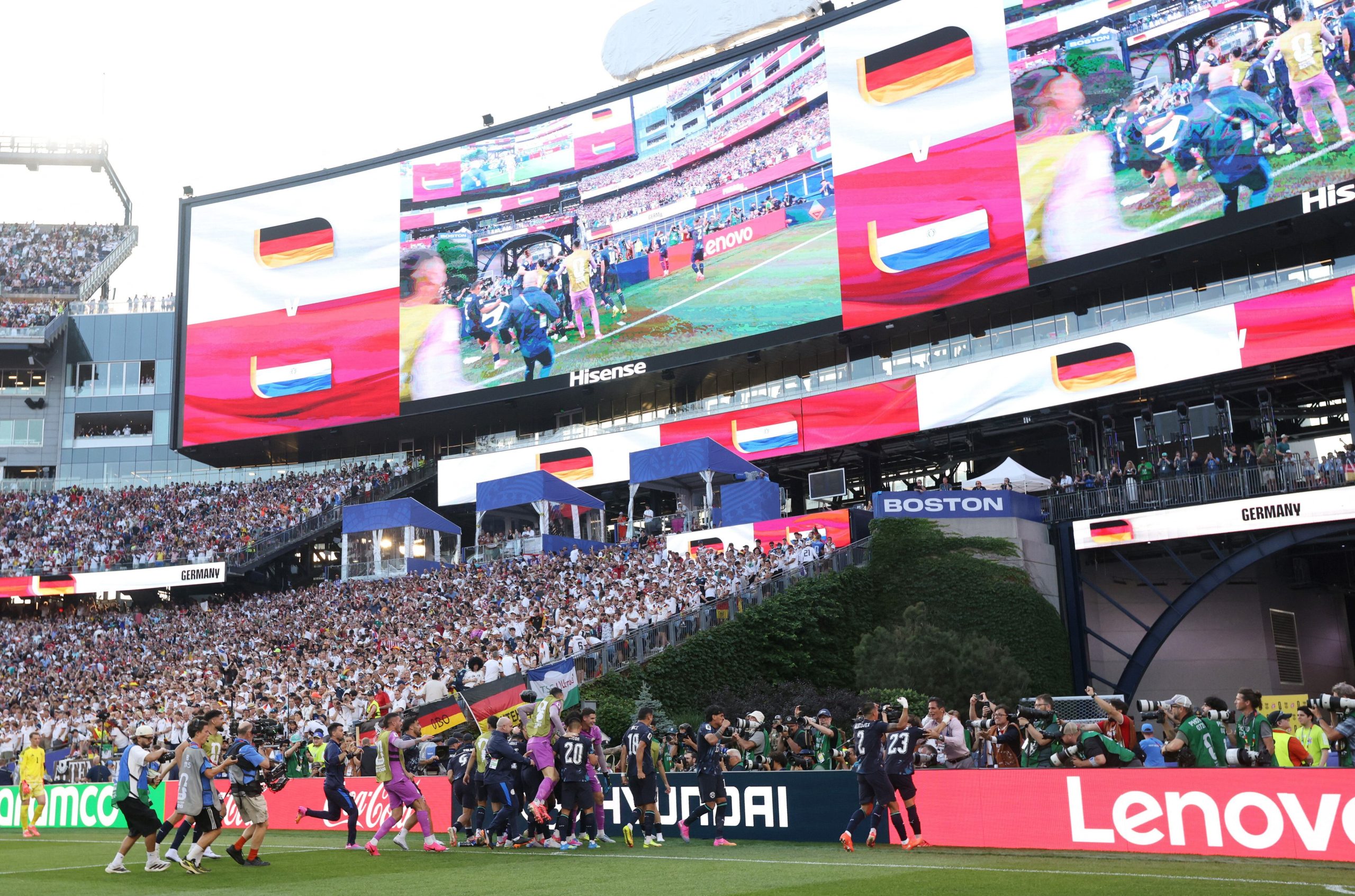 Las autoridades prepararon respuestas sanitarias por calor para partidos como Brasil-Japón en Houston y Alemania-Paraguay en Boston, con miles de asistentes (Reuters/Paul Rutherford)