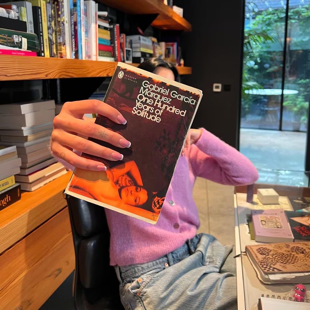 La cantante aseguró que Cien años de soledad la hizo reflexionar sobre el amor y la soledad, por lo que el texto tenía que estar en su biblioteca - crédito service95 / Instagram