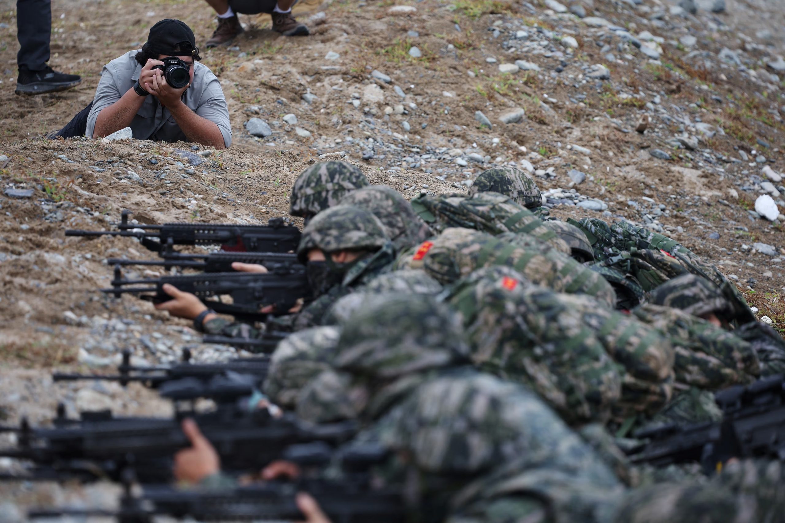 Un periodista toma fotografías de los marines surcoreanos que participan en el ejercicio de desembarco anfibio conjunto de los cuerpos de marines de Estados Unidos y Corea del Sur, denominado «Ssangyong», en Pohang (Corea del Sur), el 2 de septiembre de 2024 (REUTERS/Kim Hong-Ji)