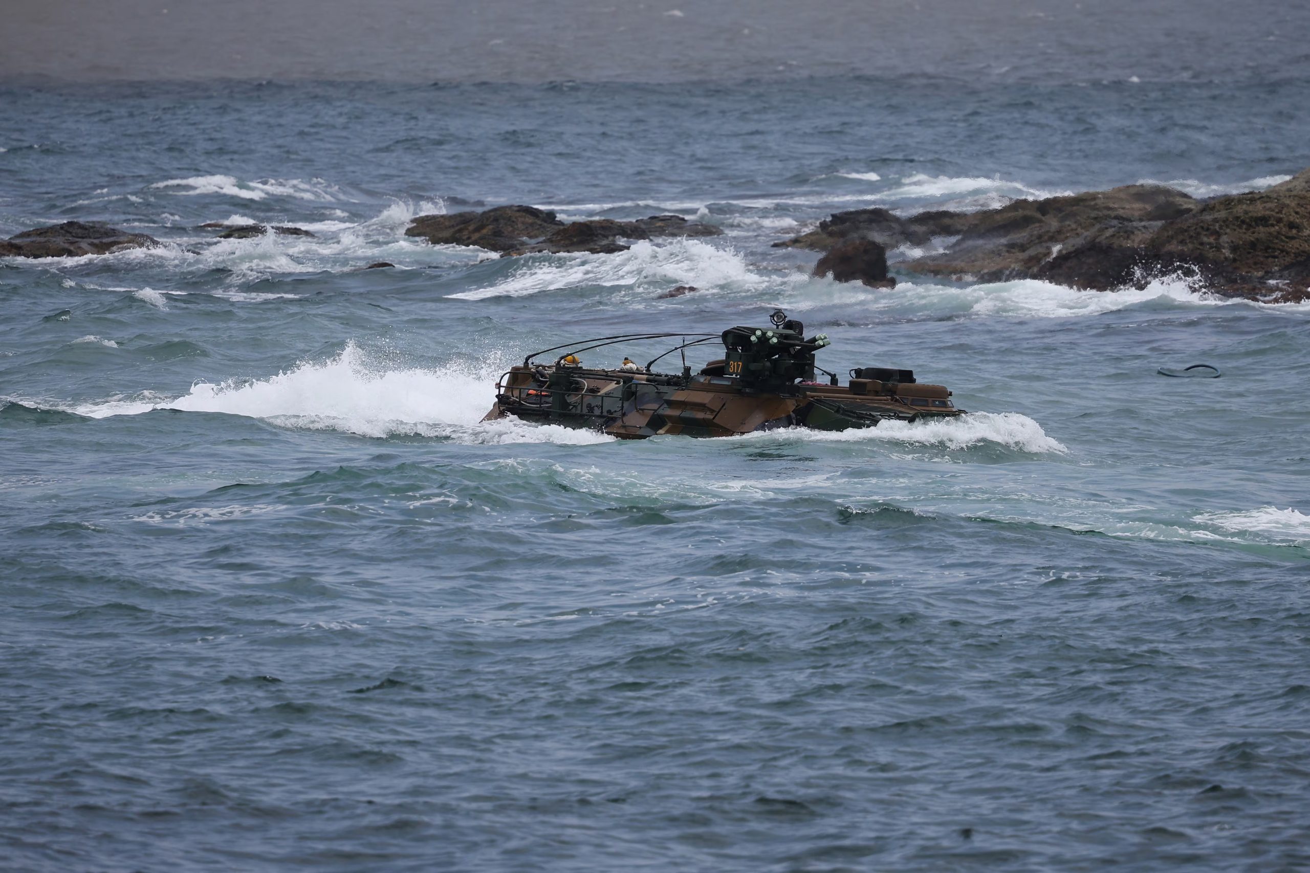 Un vehículo de asalto anfibio (KAAV) de la Infantería de Marina de Corea del Sur se abre paso entre las olas durante el ejercicio de desembarco anfibio conjunto de los cuerpos de infantería de marina de Estados Unidos y Corea del Sur, denominado «Ssangyong», celebrado en Pohang, Corea del Sur, el 2 de septiembre de 2024 (REUTERS/Kim Hong-Ji)