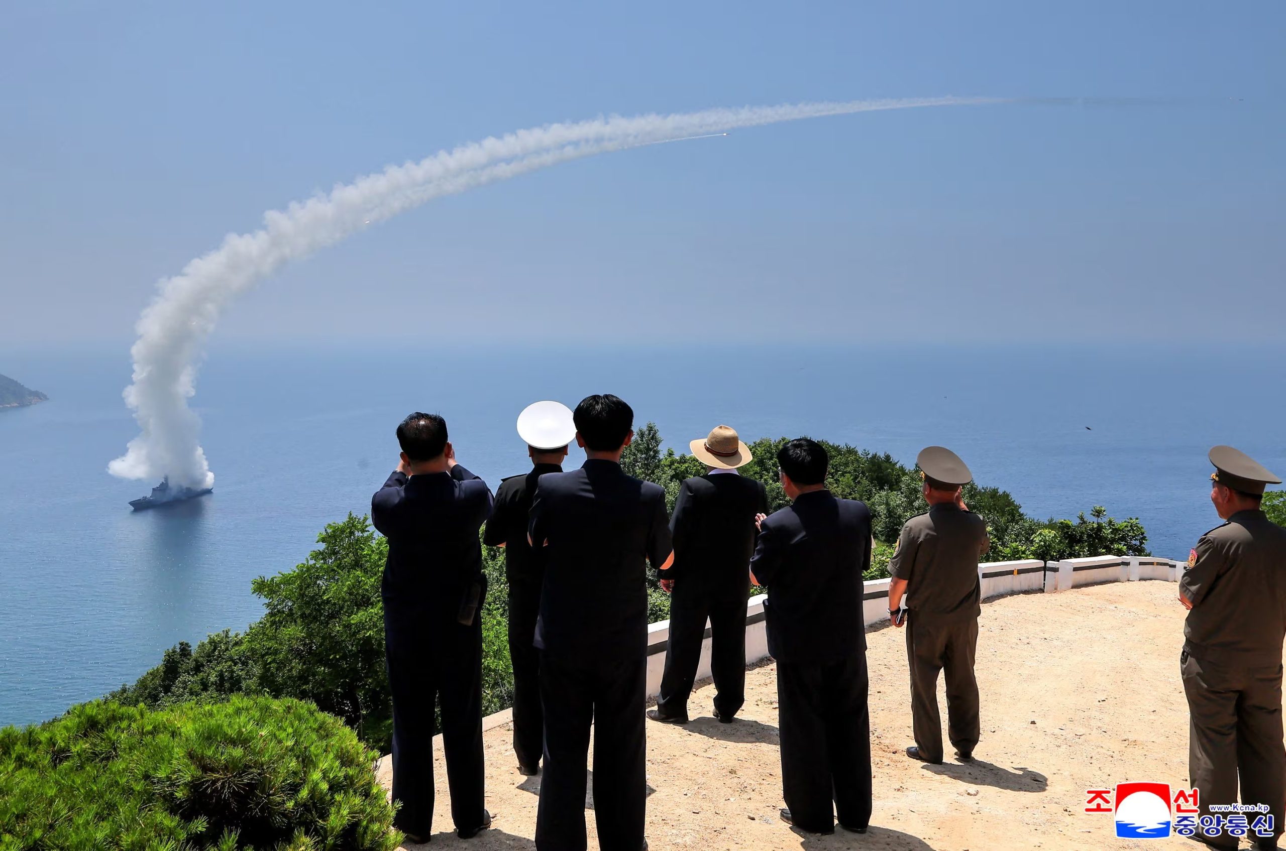 Kim Jong-un observa el lanzamiento de un misil de crucero en un lugar desconocido de Corea del Norte, el 3 de julio de 2026 (REUTERS)