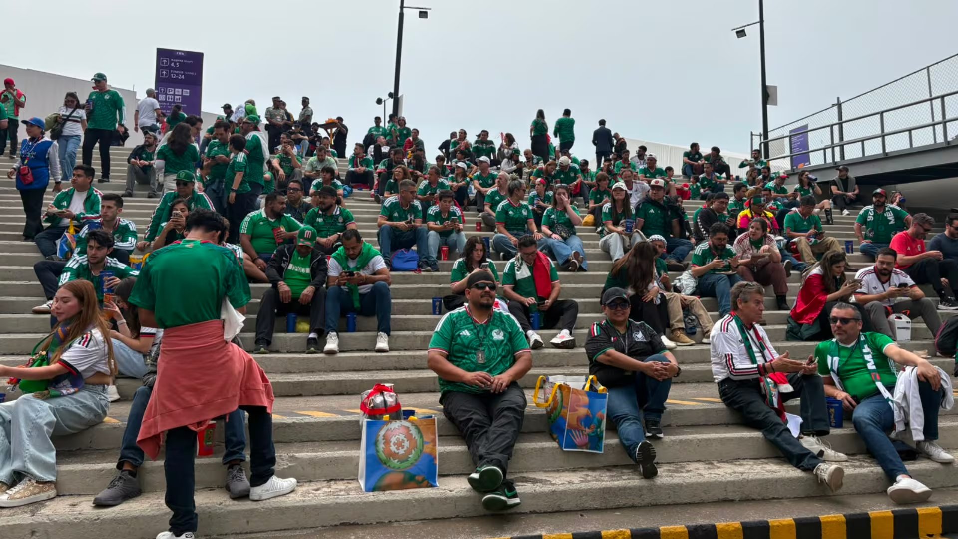 Asistentes al partido esperan en las escaleras antes de su acceso (Luz Coello/Infobae México)
