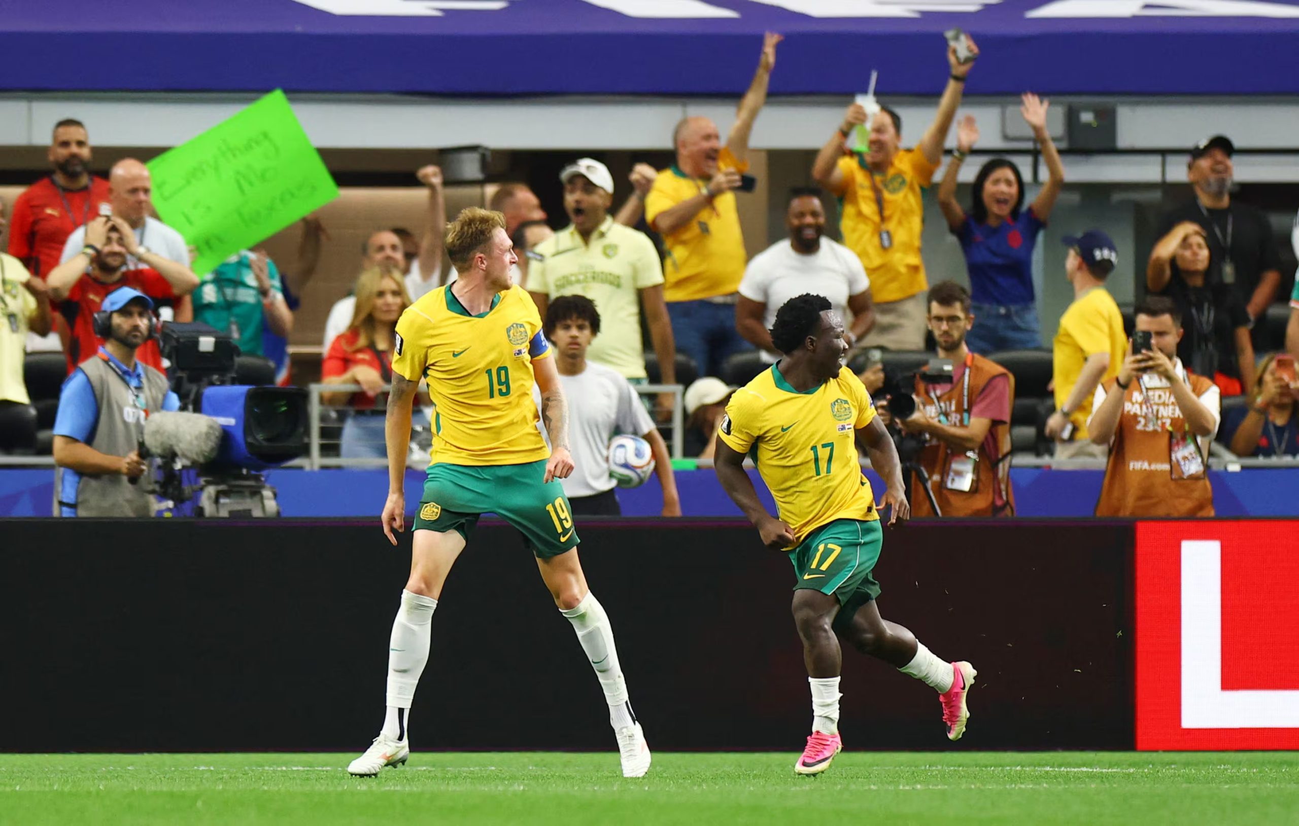 Harry Souttar y Nestory Irankunda celebran el gol en propia de Mohamed Hany (REUTERS/Hannah Mckay)
