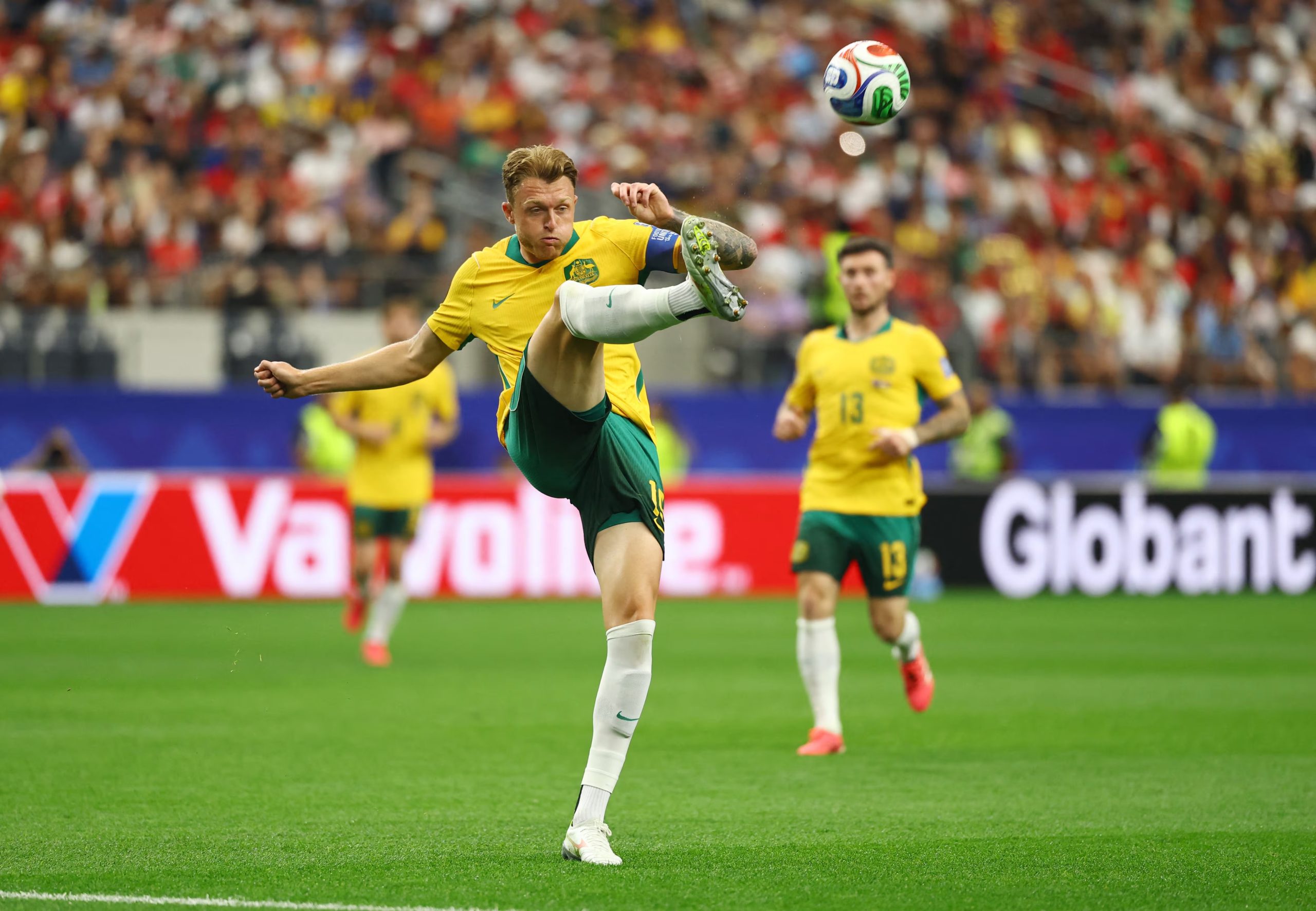 Harry Souttar despejando un balón (REUTERS/Kai Pfaffenbach)