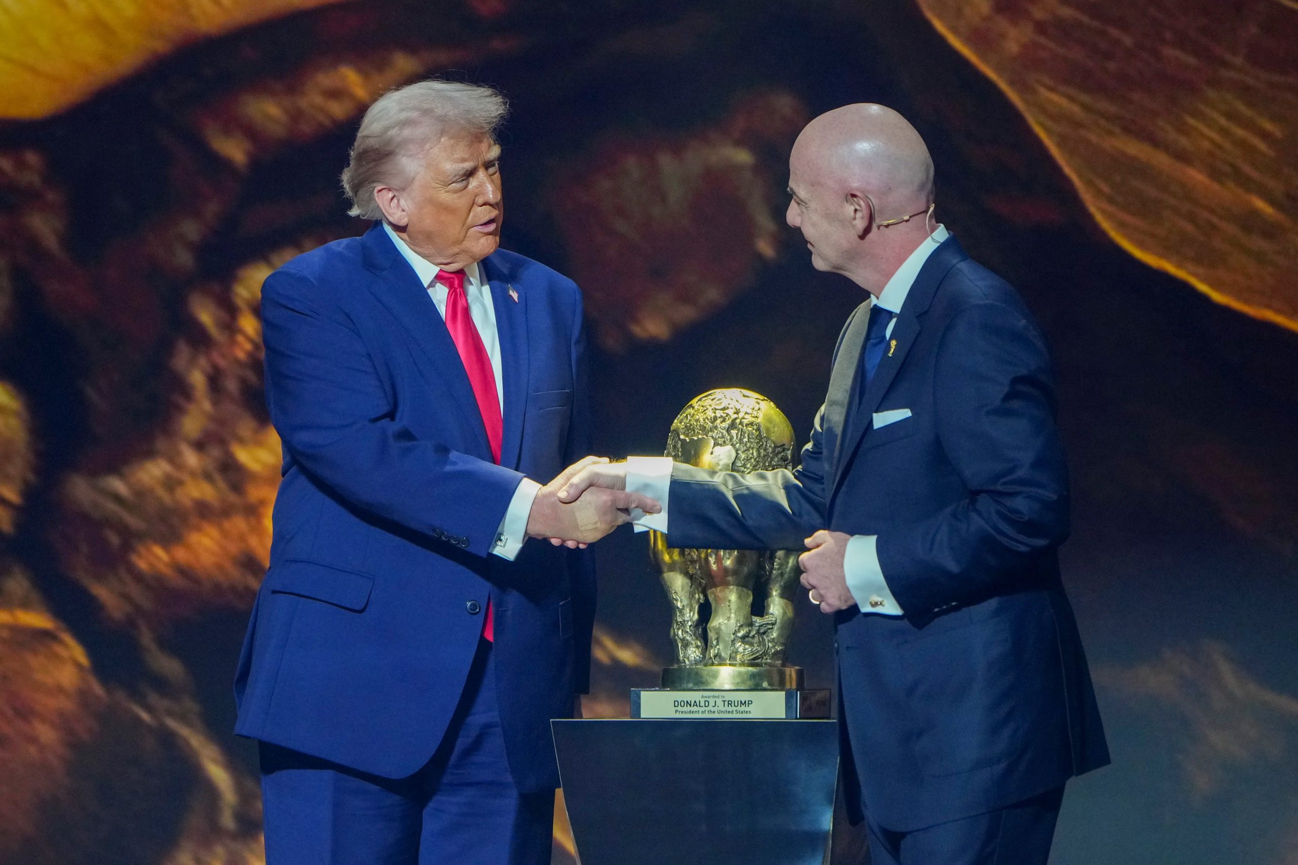 Donald Trump y Gianni Infantino durante el sorteo del Mundial 2026 (Tierney L. Cross/The New York Times)