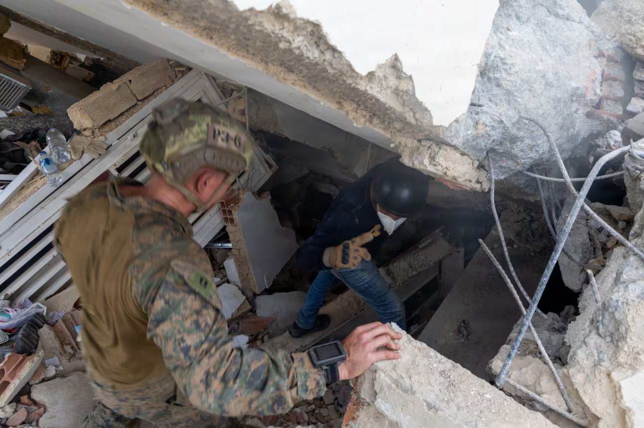 Personal militar de Estados Unidos y rescatistas locales trabajan entre los escombros de una estructura colapsada en Venezuela tras el doble terremoto. (SOUTHCOM)