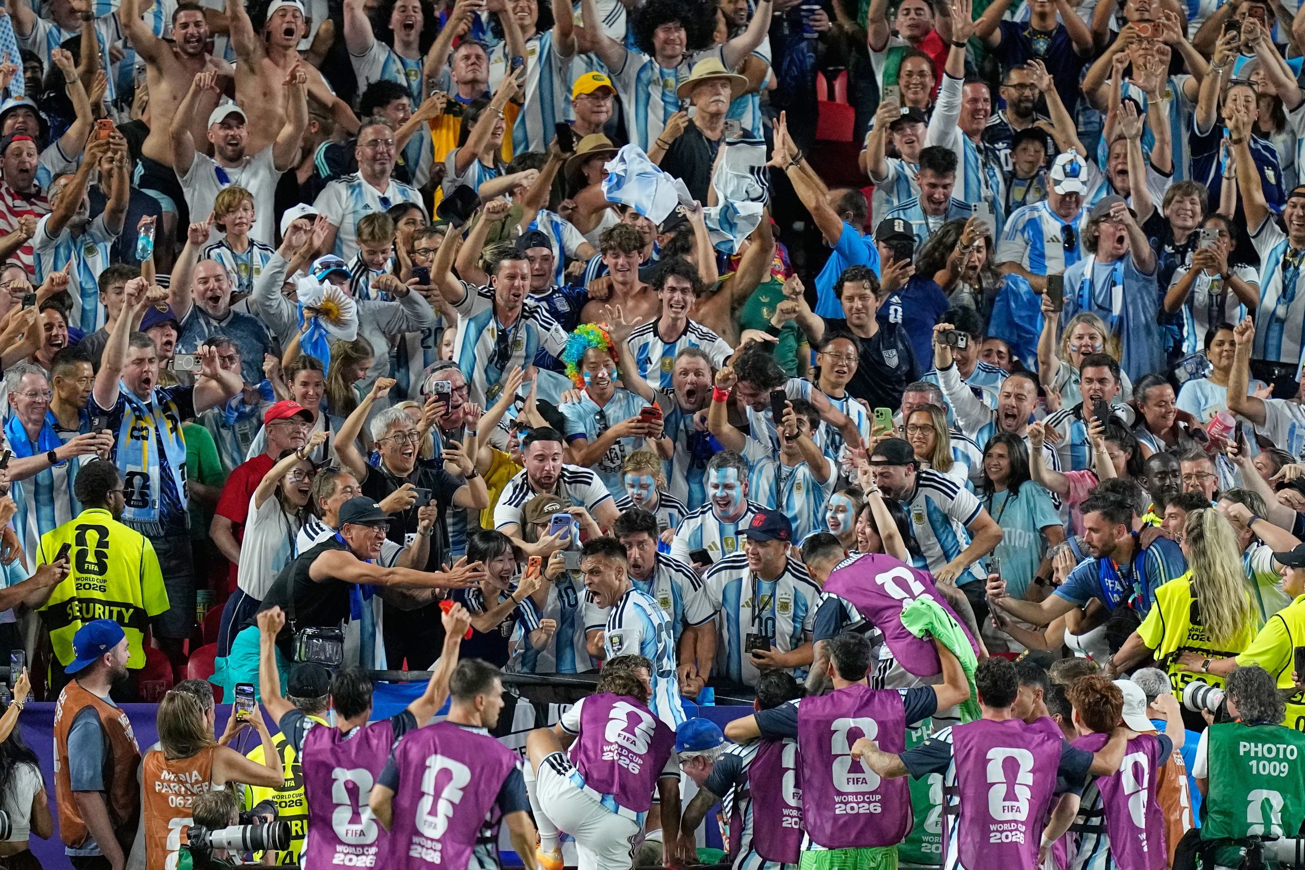 Lautaro Martínez festeja con los hinchas. (AP Foto/Ashley Landis)