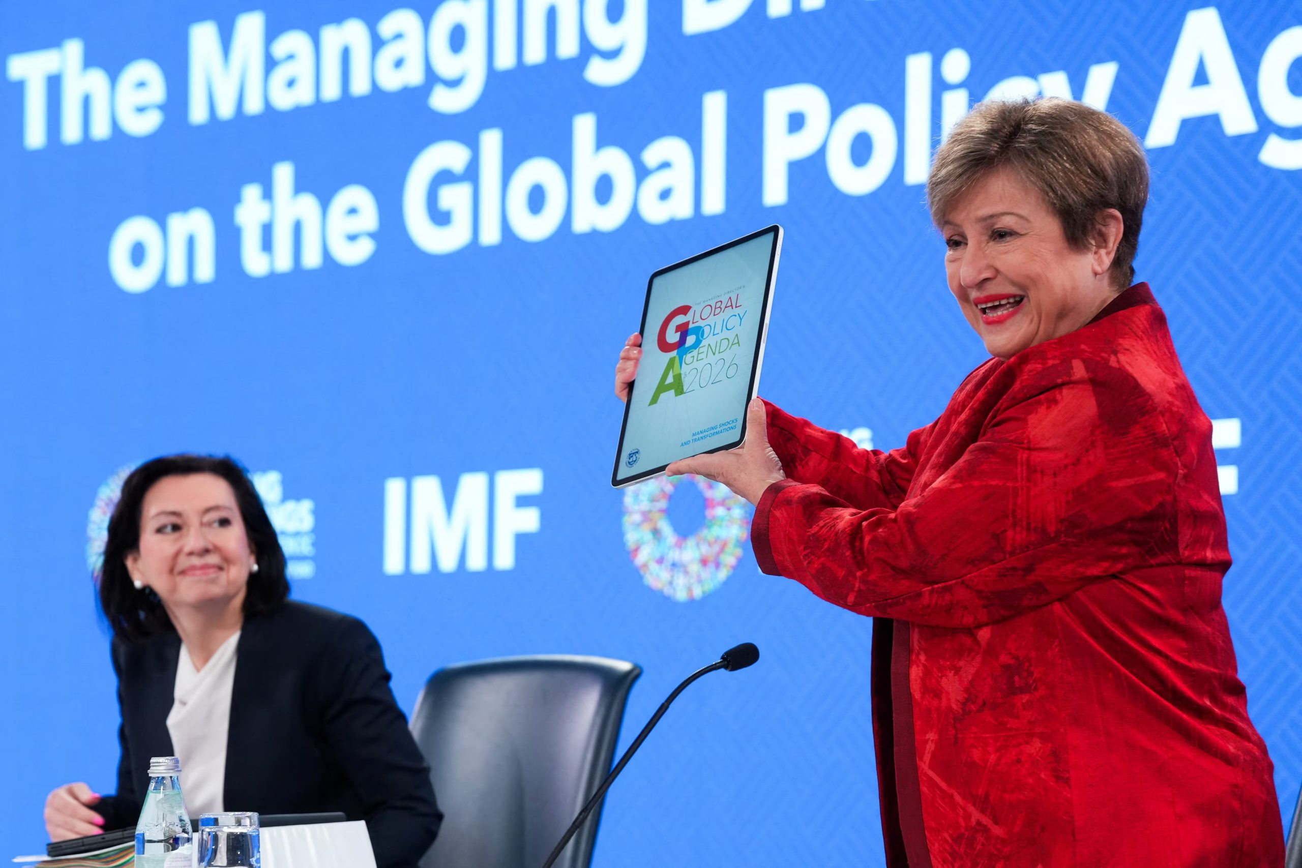 La directora gerente del Fondo Monetario Internacional (FMI), Kristalina Georgieva, y la directora del Departamento de Comunicación del FMI, Julie Kozack (REUTERS/Ken Cedeno/Archivo)