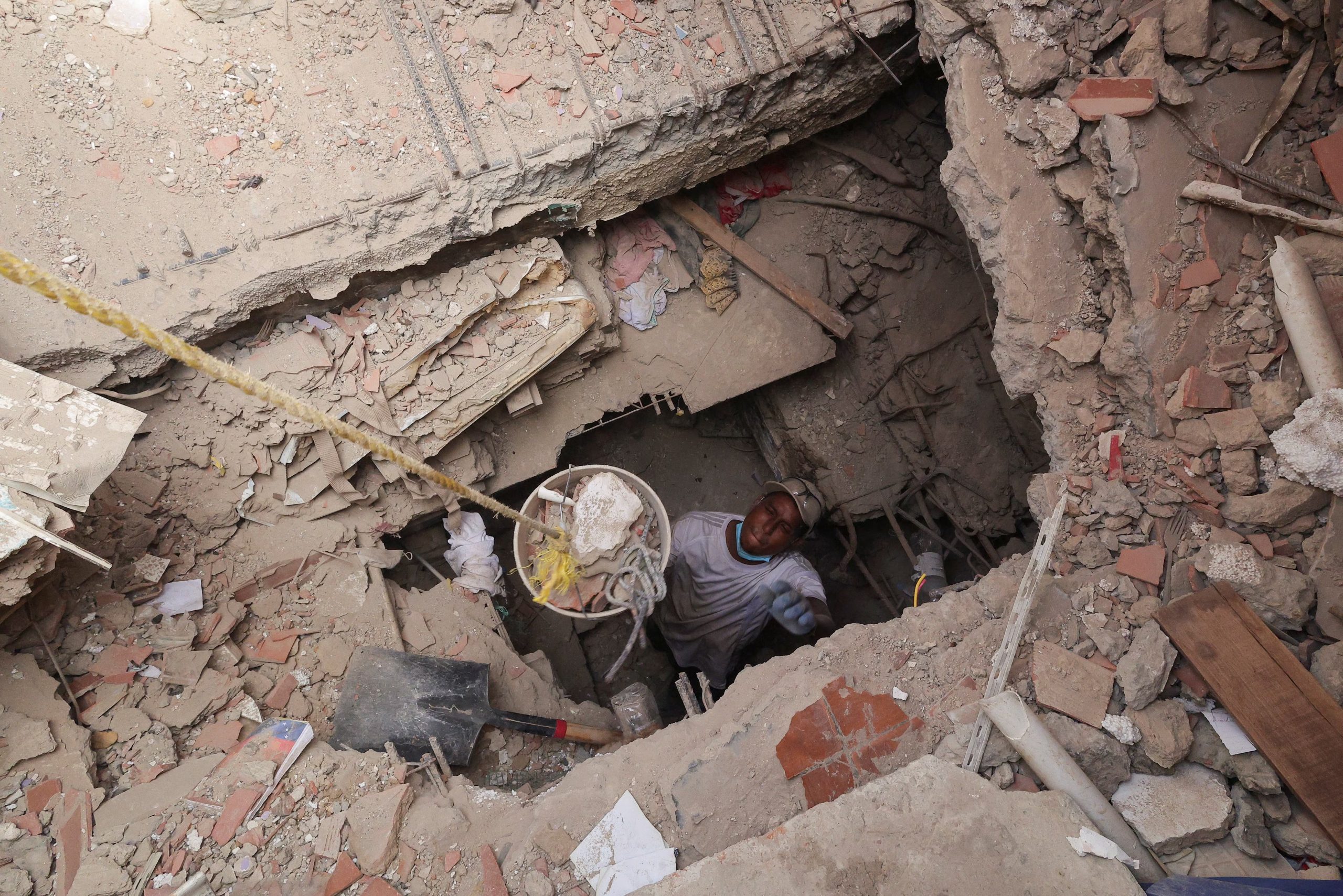 rmando Ceballos busca a su abuela y a su tío tras cavar un túnel para intentar llegar a la planta baja de la vivienda de su abuela, tras los terremotos del 24 de junio en La Guaira, Venezuela, el 17 de julio de 2026 (REUTERS/Gaby Oraa)