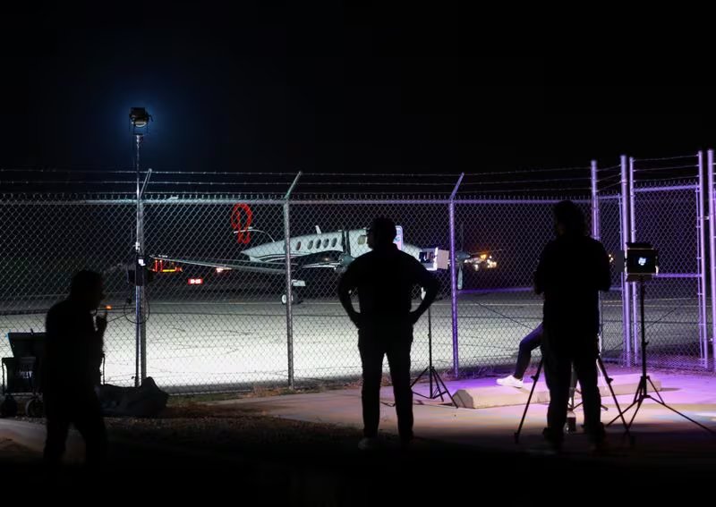Personal de medios de comunicación en el aeropuerto privado del condado de Doña Ana, donde un avión que se cree transportaba al narcotraficante mexicano Ismael