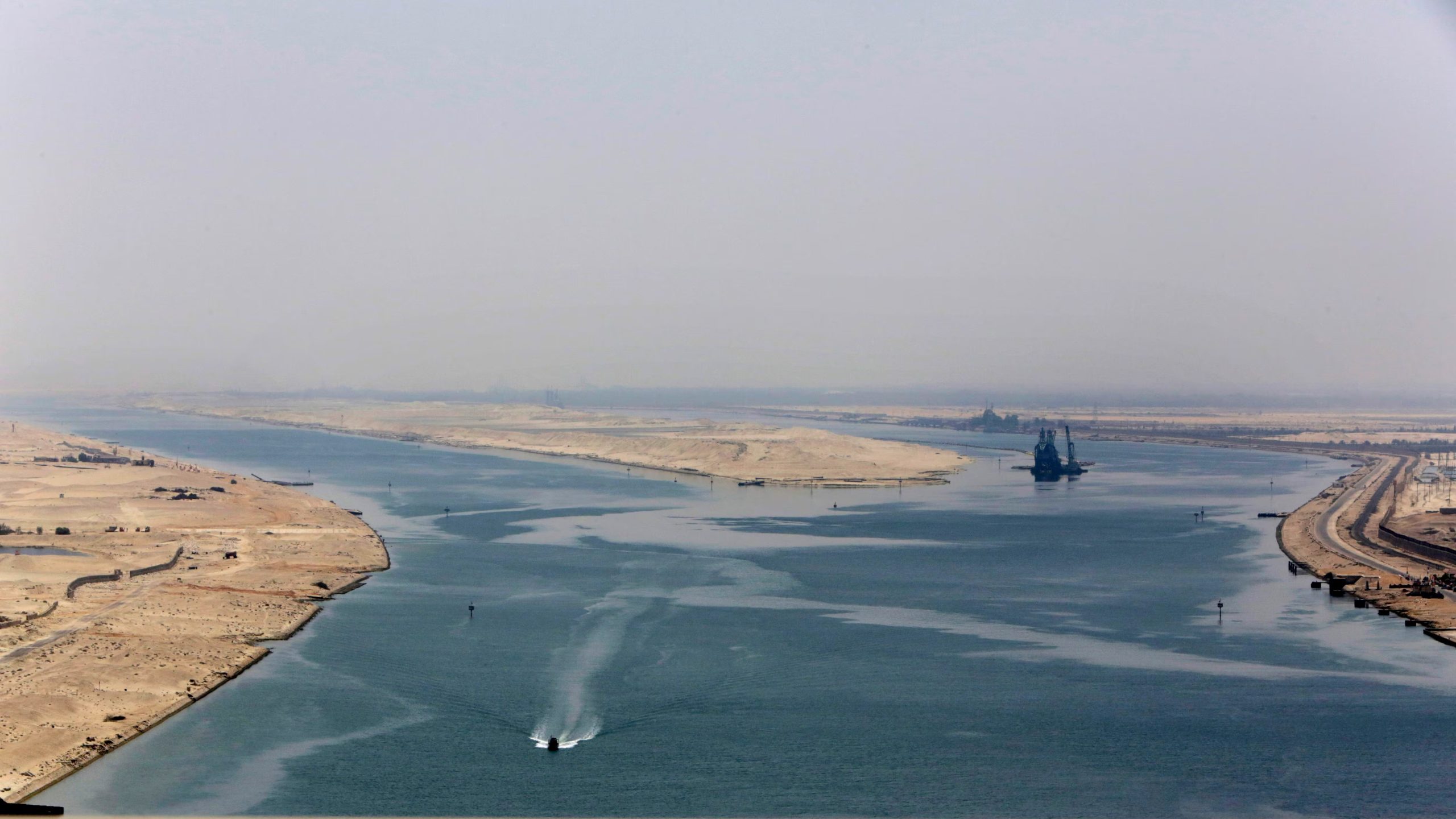 La caída de los ingresos del Canal de Suez agravó la situación de Egipto después de que los ataques hutíes redujeron cerca del 60% del tránsito por el Mar Rojo (AP Foto/Amr Nabil, archivo)