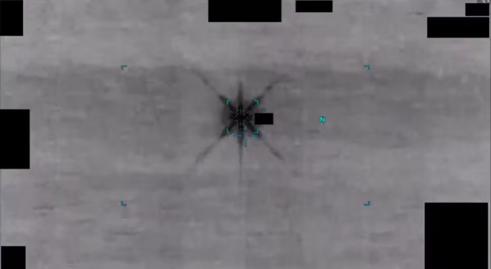 Otro caso ocurrido en el Atlántico en 2020 registró una intrusión en el espacio aéreo con un objeto oscuro que un tripulante de la Armada comparó con un globo grande y deformado (Departamento de Guerra de los Estados Unidos)