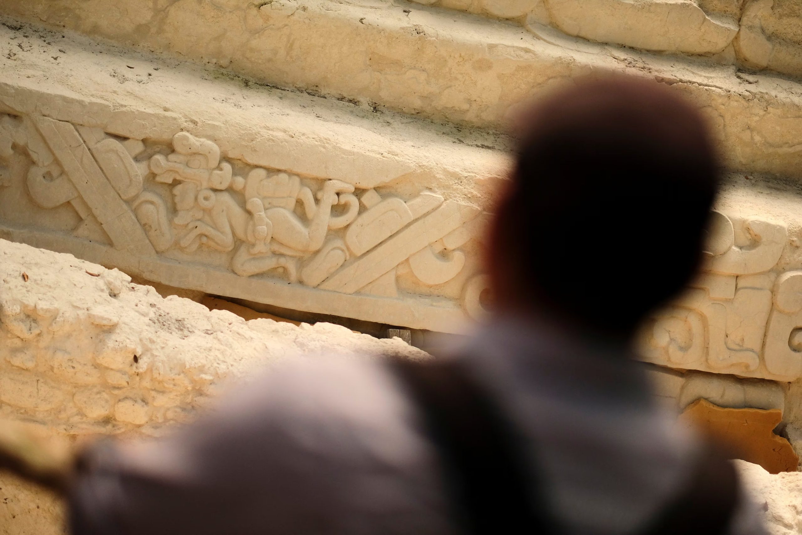 La investigadora explicó que su interés por estudiar el manuscrito ancestral nació al cuestionar los “sesgos” de la academia tradicional (REUTERS/Josue Decavele)