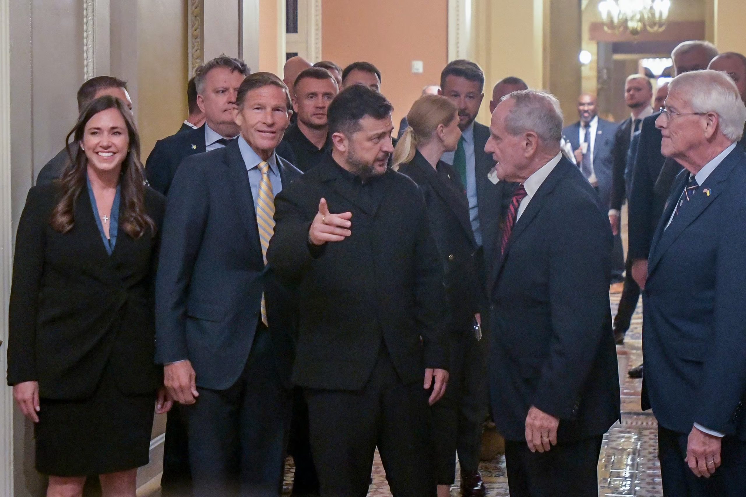 Volodimir Zelensky (en el centro), aparece acompañado —de izquierda a derecha— por los senadores Katie Britt (republicana por Alabama), Richard Blumenthal (demócrata por Connecticut), James Risch (republicano por Idaho) y Roger Wicker (republicano por Misisipi), a su llegada al Capitolio de EE UU (AP/Rod Lamkey, Jr.)