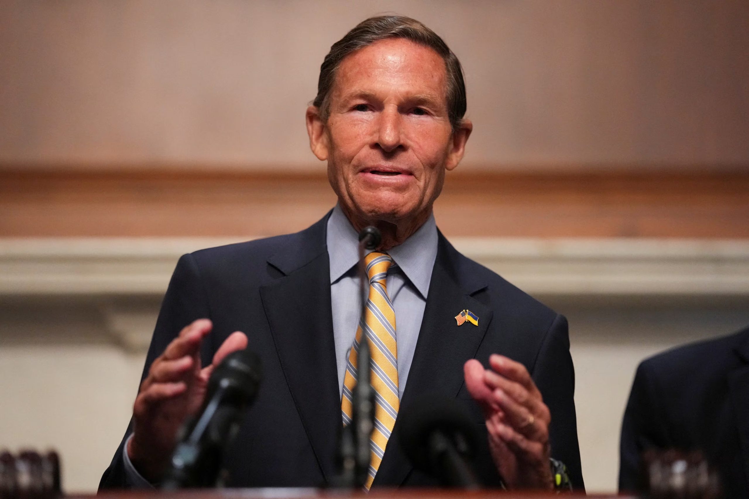 El senador estadounidense Richard Blumenthal (demócrata por Connecticut) habla con los medios de comunicación tras una reunión con el presidente de Ucrania, Volodimir Zelensky (REUTERS/Eric Lee)