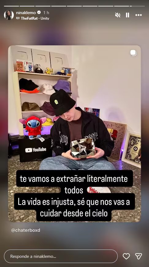 La youtuber Nina Klemo compartió una foto de Chatterbox con su placa de YouTube y escribió: