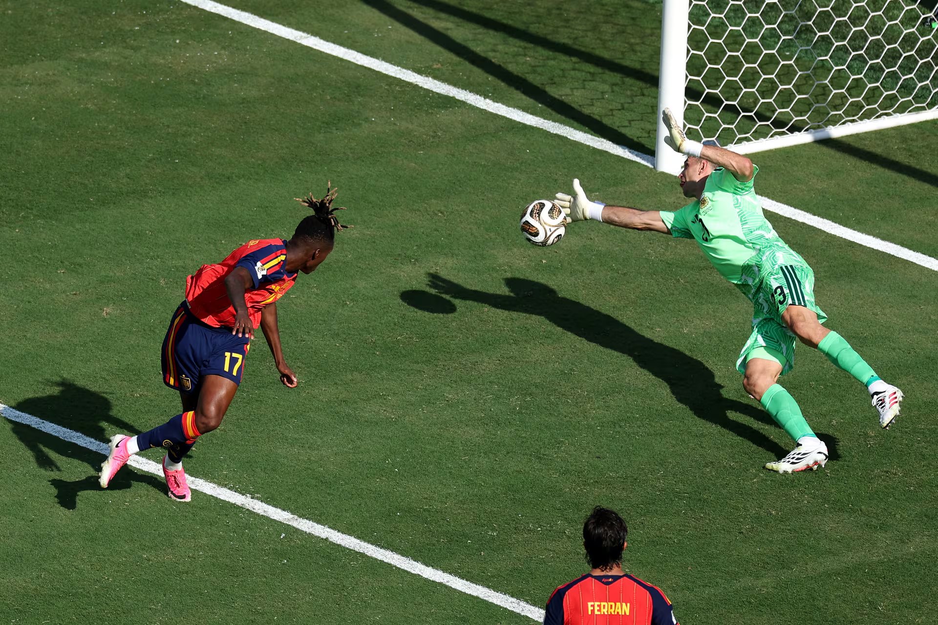 Dibu Martínez tuvo su mejor partido del Mundial (Photo by Kevin C. Cox / GETTY IMAGES NORTH AMERICA / Getty Images via AFP)