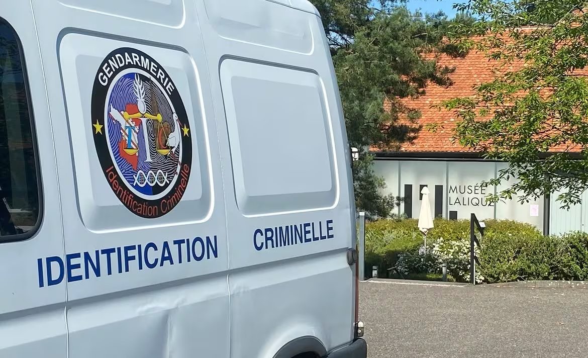 Tres ladrones atacaron el museo Lalique en Wingen-sur-Moder, en el noreste de Francia, alrededor de las 5:30 de la mañana 