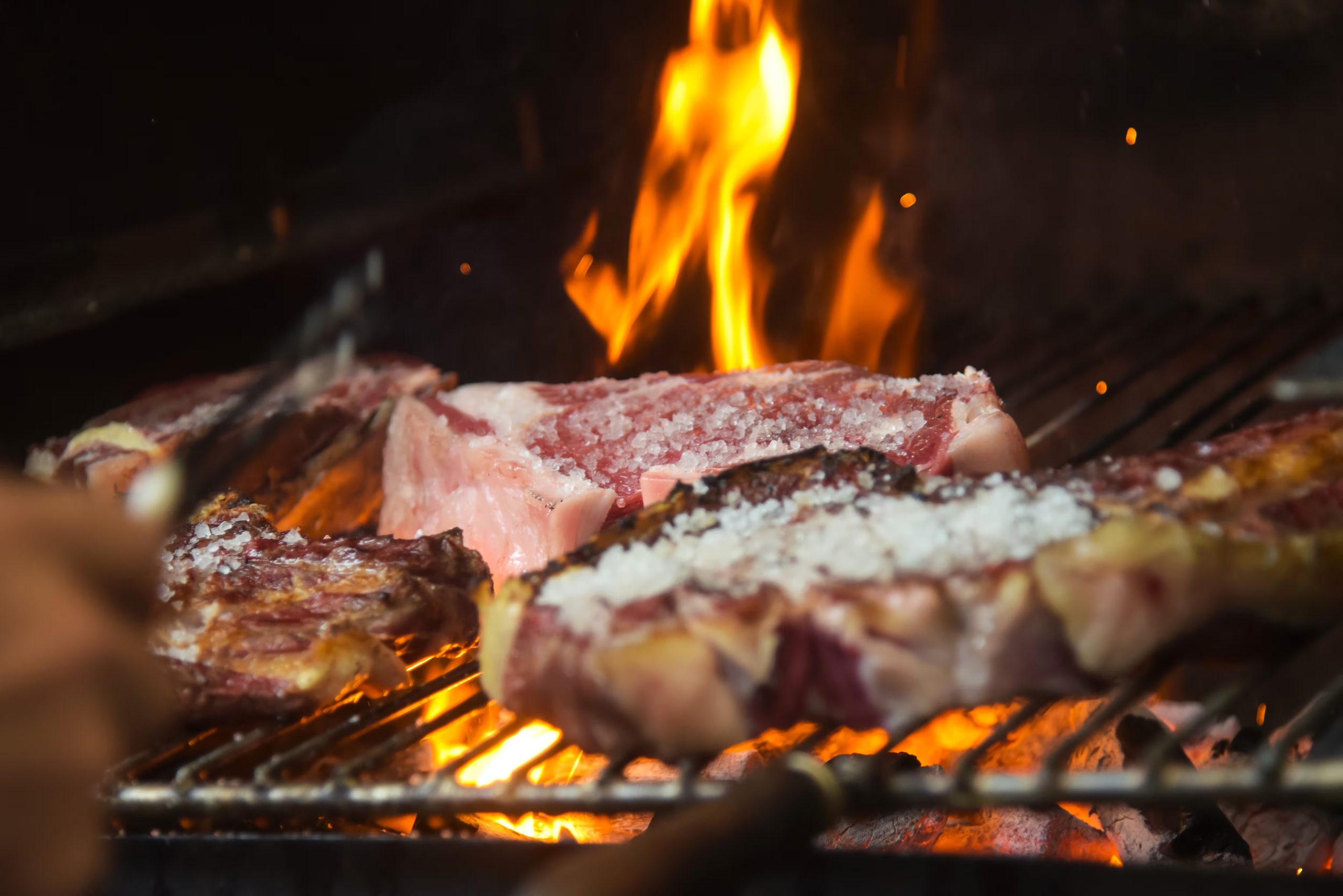 Trabajadores de una cocina profesional soportan el intenso calor generado por hornos y fogones, una exposición que puede aumentar el riesgo de estrés térmico durante la jornada (Adobe Stock)
