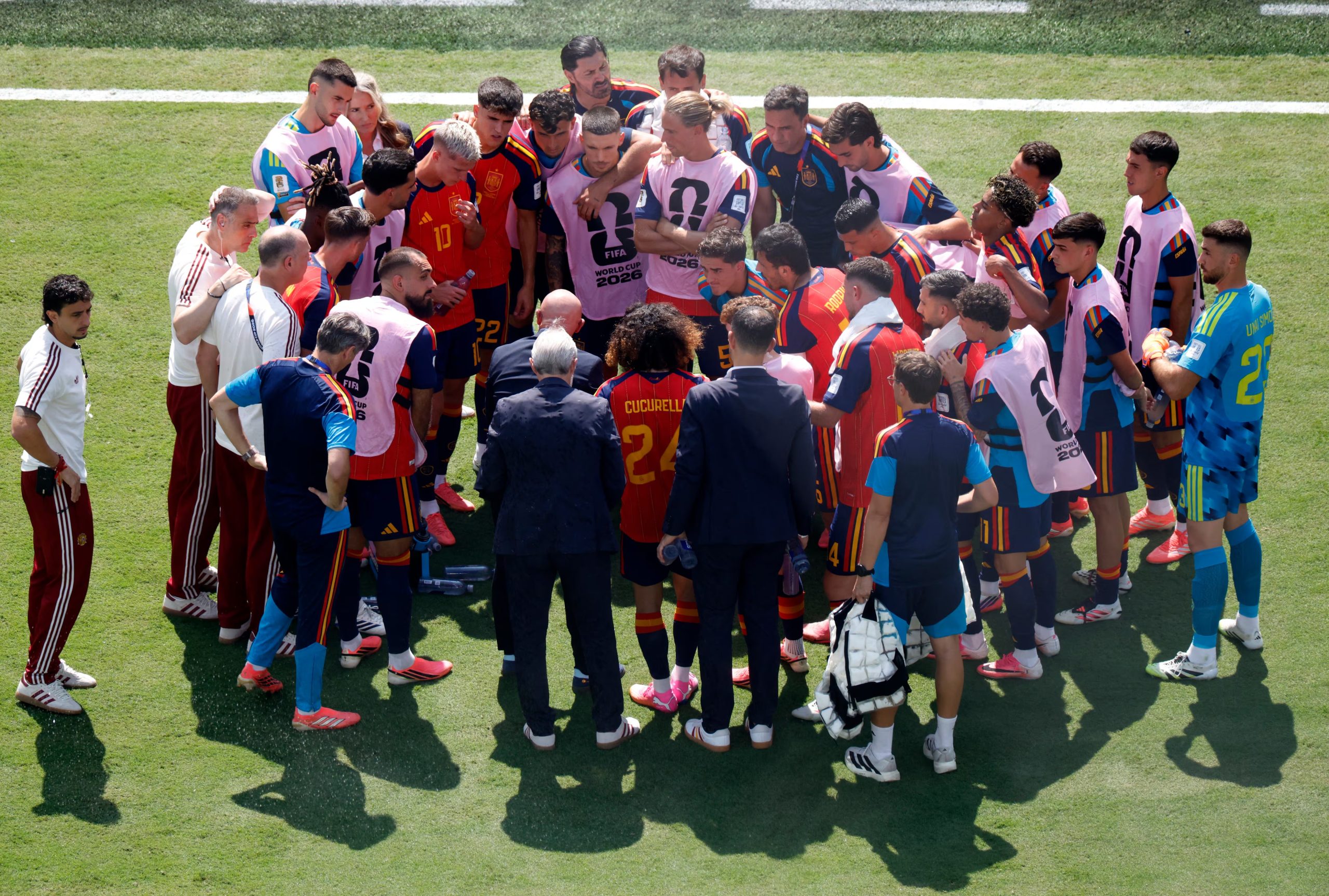 Pausa de hidratación de La Roja. (REUTERS/Brian Snyder)