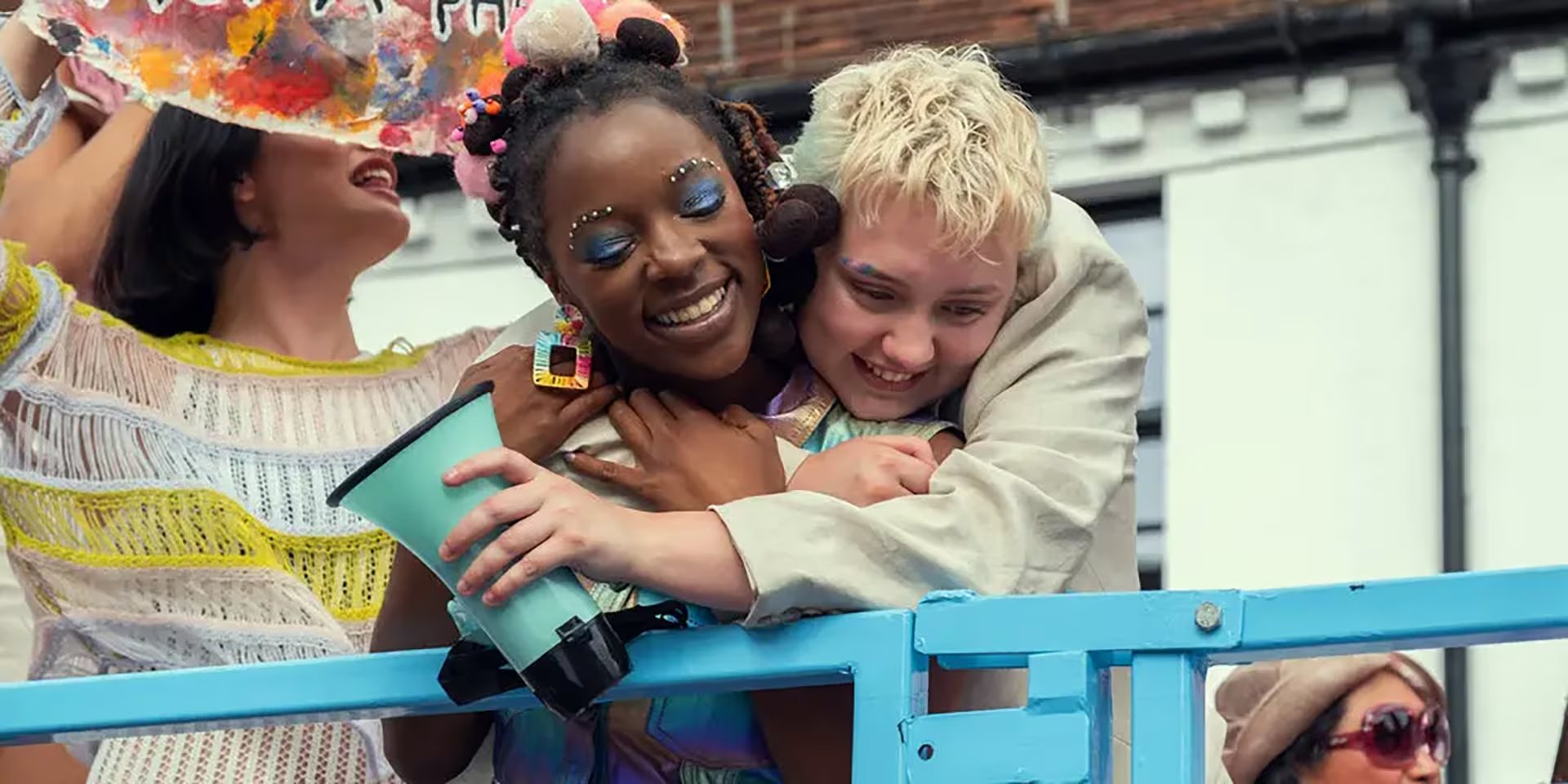 Corinna Brown y Kizzy Edgell en una escena de 'Heartstopper': la saga siempre ha representado un caleidoscopio de géneros y orientaciones sexuales