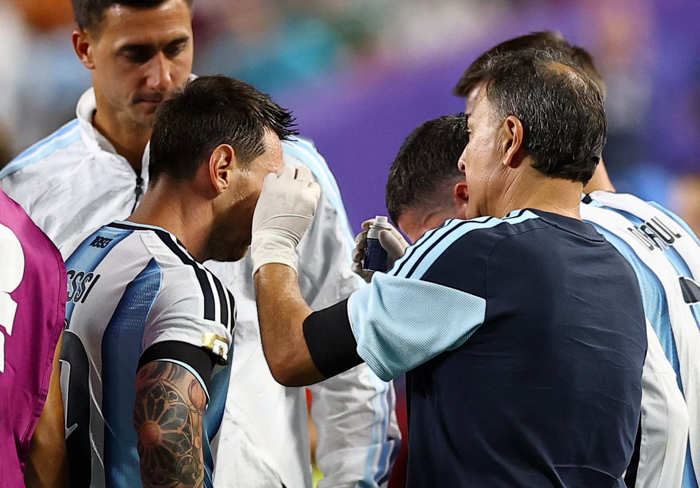 Los médicos de Argentina solucionaron el problema del corte en el ojo de Messi durante la pausa de hidratación (REUTERS/Agustin Marcarian)