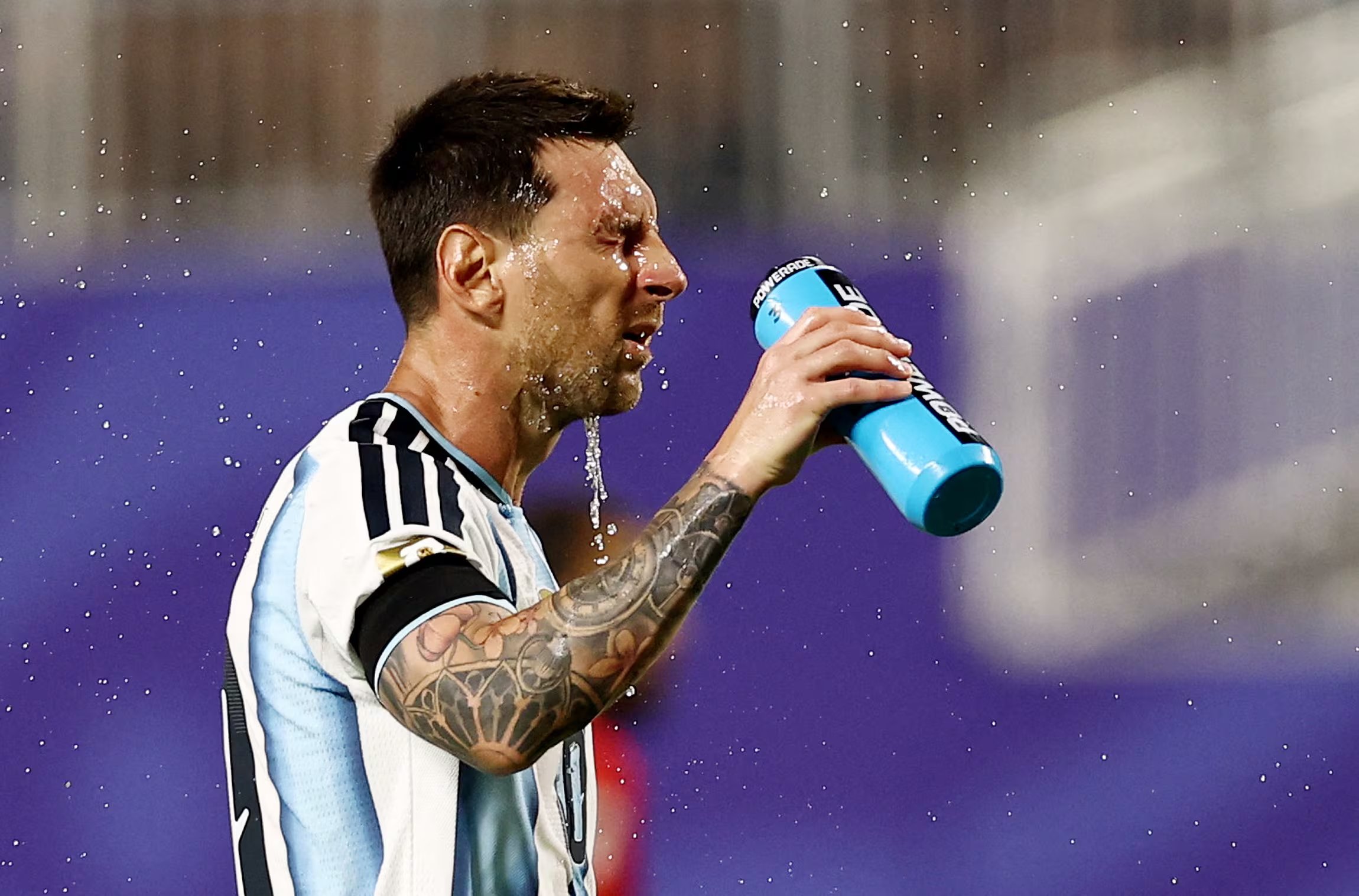 Messi se mojó la zona afectada por el corte en reiteradas oportunidades (REUTERS/Lee Smith)
