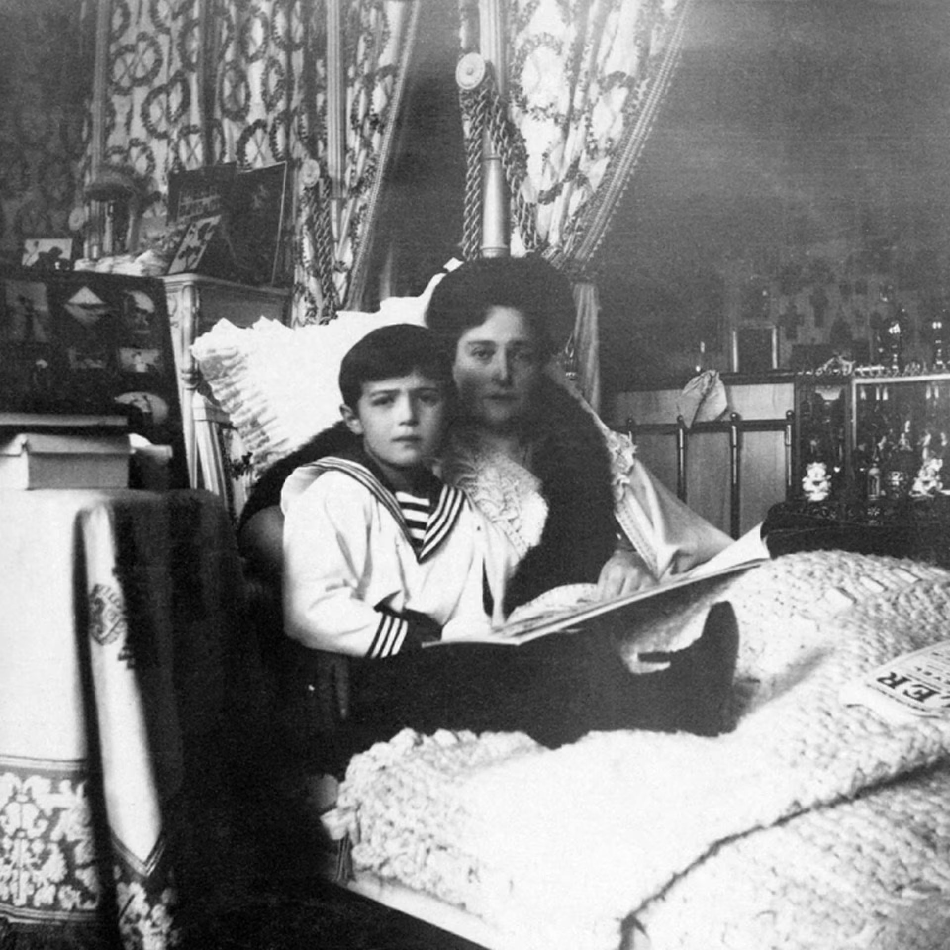 La zarina Alexandra con su hijo Alexei, el menor de la familia
