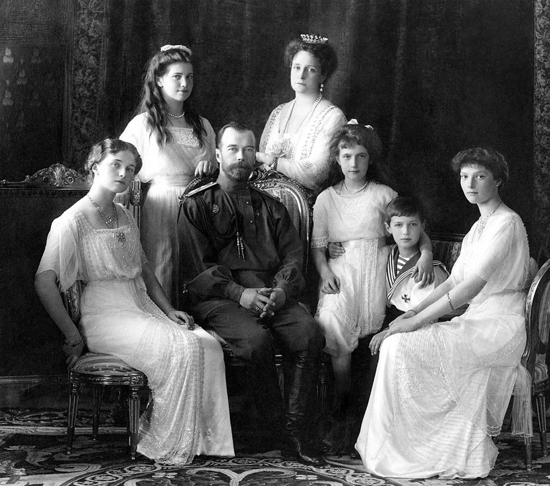 La familia estuvo cautiva en distintos lugares, hasta que fue llevada a Ekaterimburgo, por el avance de los rusos blancos