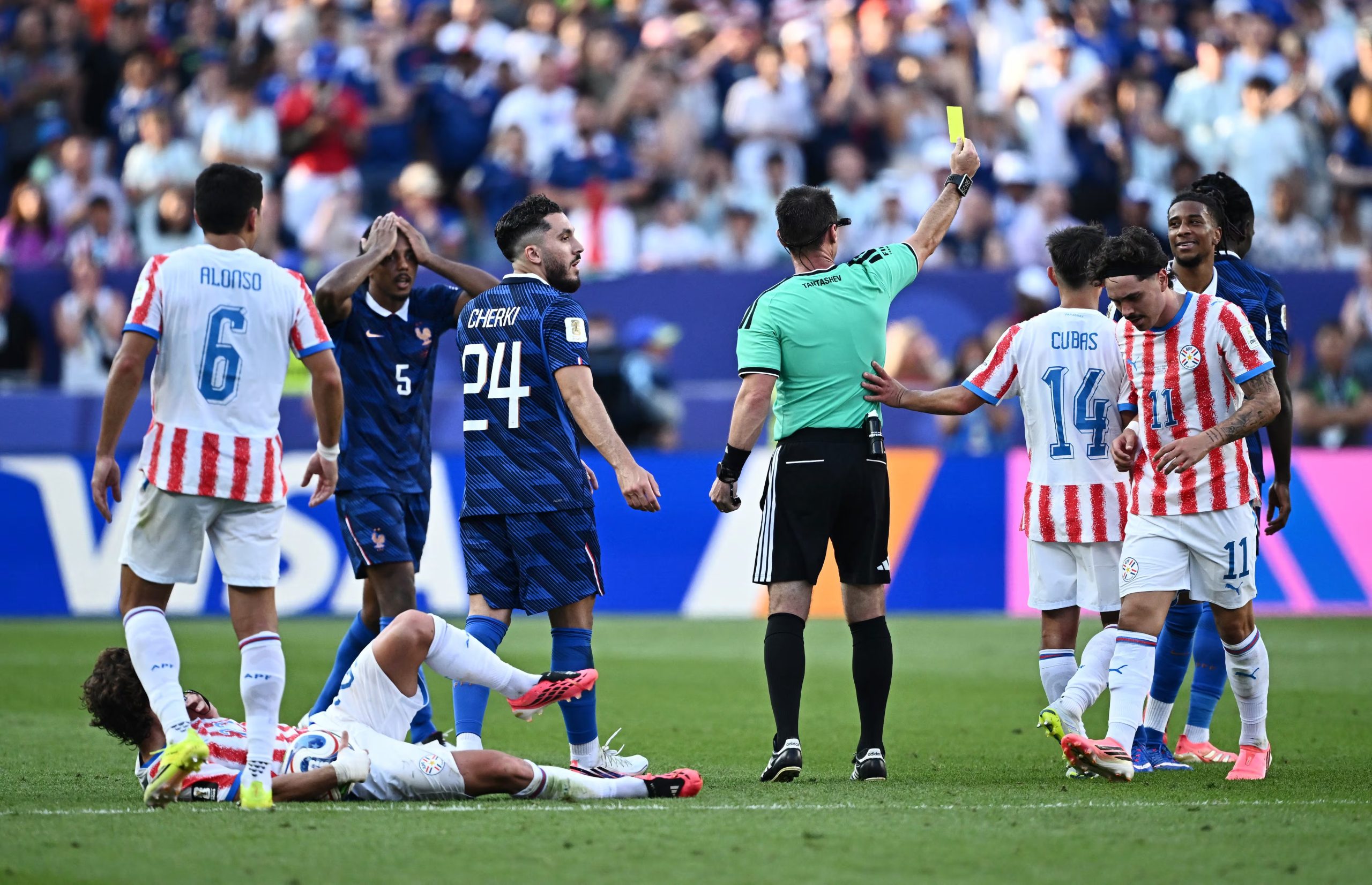  Michael Olise recibió una tarjeta amarilla durante el partido (Reuters)