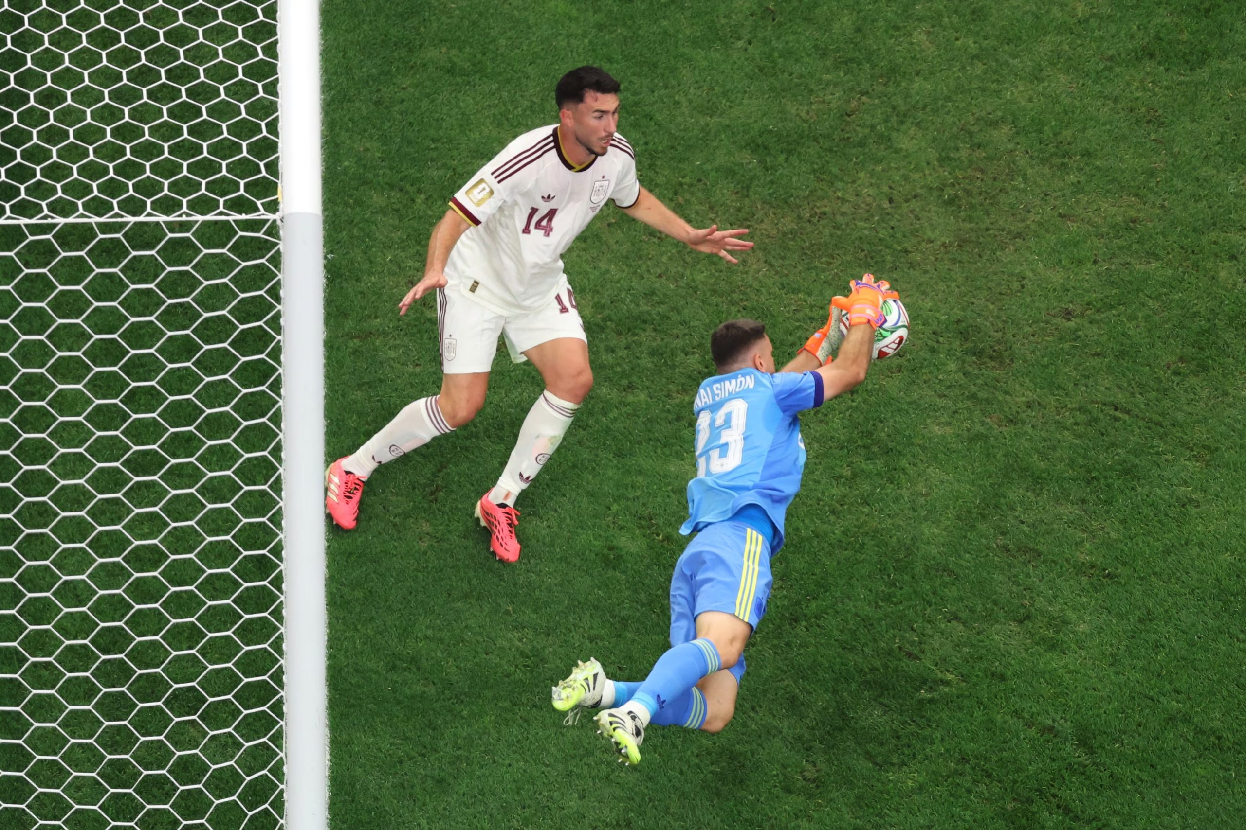 Una de las pocas intervenciones de Unai Simón en el Mundial 2026, contra Portugal. (AP Foto/Sam Hodde)