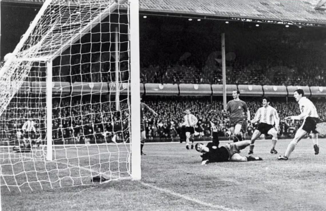 Luis Artime festeja uno de sus dos goles ante España, que sirvieron para ganar 2-1, en el único antecedente en Copas del Mundo, ocurrido en Inglaterra 1966