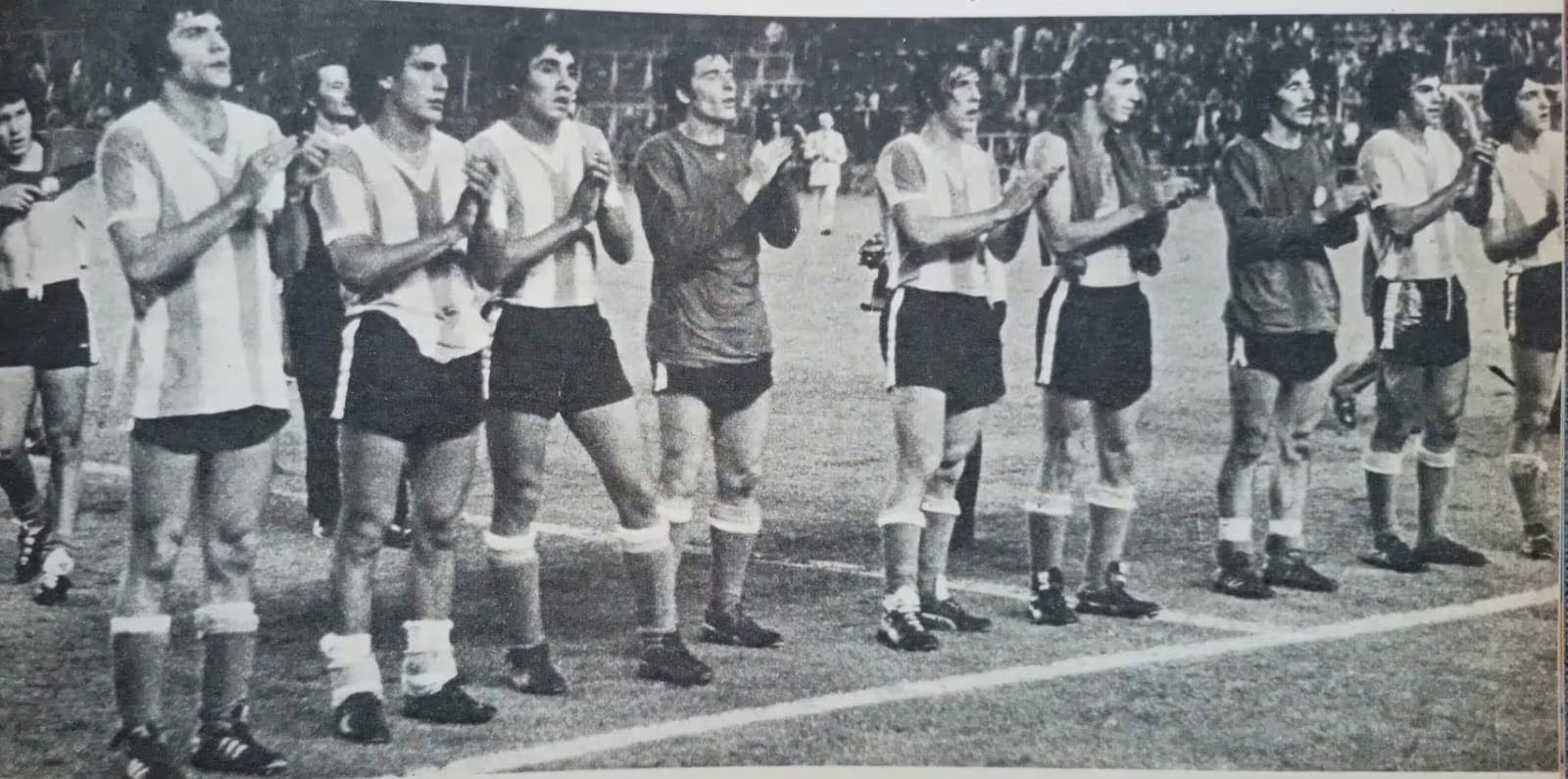 Octubre de 1972. La única ocasión en que el famoso trío de River Plate, J.J. López, Merlo y Alonso, actuaron junto en la selección. De izquierda a derecha son el segundo, el quinto y el último